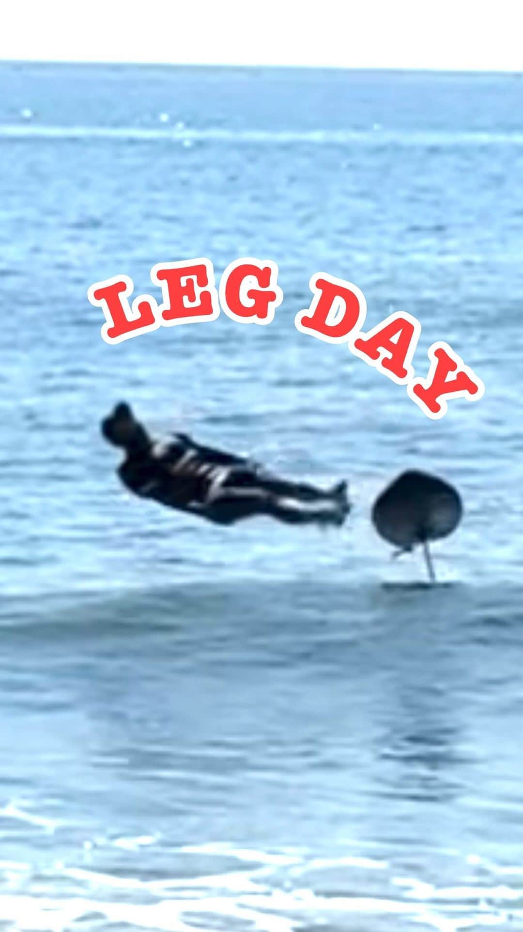 佐藤ルミナのインスタグラム：「No waves, high tide, it's leg day.🦵🔥 🦅 @armstrongfoils  ⌚️ @garminjp  #beatyesterday #legburner  #foiljitsu  #foiltheworld  #foiljapan  #フォイルサーフィン  #究極の #身体操作  #波乗りのあっち側」
