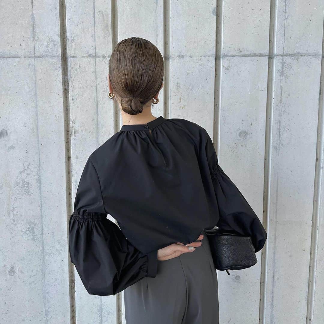 moca さんのインスタグラム写真 - (moca Instagram)「SELECT MOCA by SON. New color added! . No.30001217 volume gather sleeve blouse  印象的なボリュームスリーブが女性らしいデザインブラウス。  たっぷり施した繊細なギャザーでつくられるボリュームスリーブが魅力のアイテム。 袖口にかけて重さのある見え感にしているので肩～二の腕周りの華奢見えを演出。 二の腕部分のギャザーにはゴムを入れているので動きやすく、 袖巾自体も余裕を設けているので締め付け感なくご着用頂けます。 程よくハリのある質感で、 ご自宅でイージーケアできる点もうれしいポイントです。  クリーンな印象のホワイト、シックな印象のブラック、 女性らしく優しげな印象のあるカーキの3色展開でご用意しました。 スラックスやナロースカートなどIラインのアイテム合わせはもちろん、 ベストやキャミワンピースの合わせもおすすめです。  price : 5,940yen (＋tax in) color : beige/Ivory/khaki/black model : 159cm  #selectmoca #セレクトモカ」12月2日 18時55分 - selectmoca