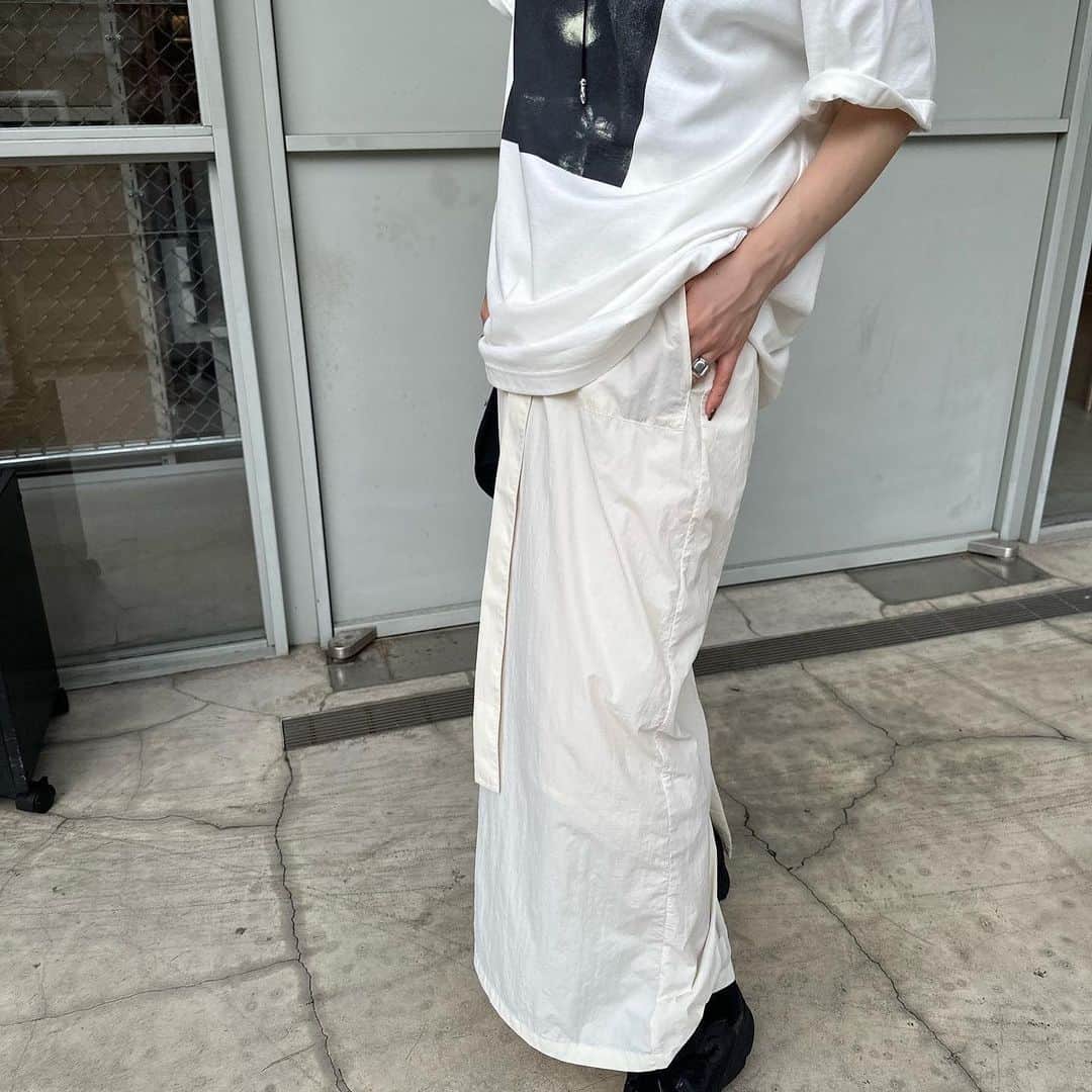 moca さんのインスタグラム写真 - (moca Instagram)「SELECT MOCA by SON. New color added! . No.30001376 work tight skirt  新色カーキが登場！ カジュアルデザインがポイントのカーゴスカート。   ガチャベルト付きでスタイリングに合わせて取り外しも可能です。  カジュアルなアイテムながらも程よい光沢感で大人見えも叶う1枚。   ウエストは後ろゴム仕様で着脱もしやすく、裏地も付いているので透け感を気にせず着用頂けます。  オーバーサイズニットやロンTと合わせてルーズな着こなしからコンパクトなトップスと合わせてキレイめにまとめたスタイリングもおすすめです。  price : 5,940yen (＋tax in) color : Ivory/g.blue/khaki/black model : 159cm  #selectmoca #セレクトモカ」12月2日 19時00分 - selectmoca