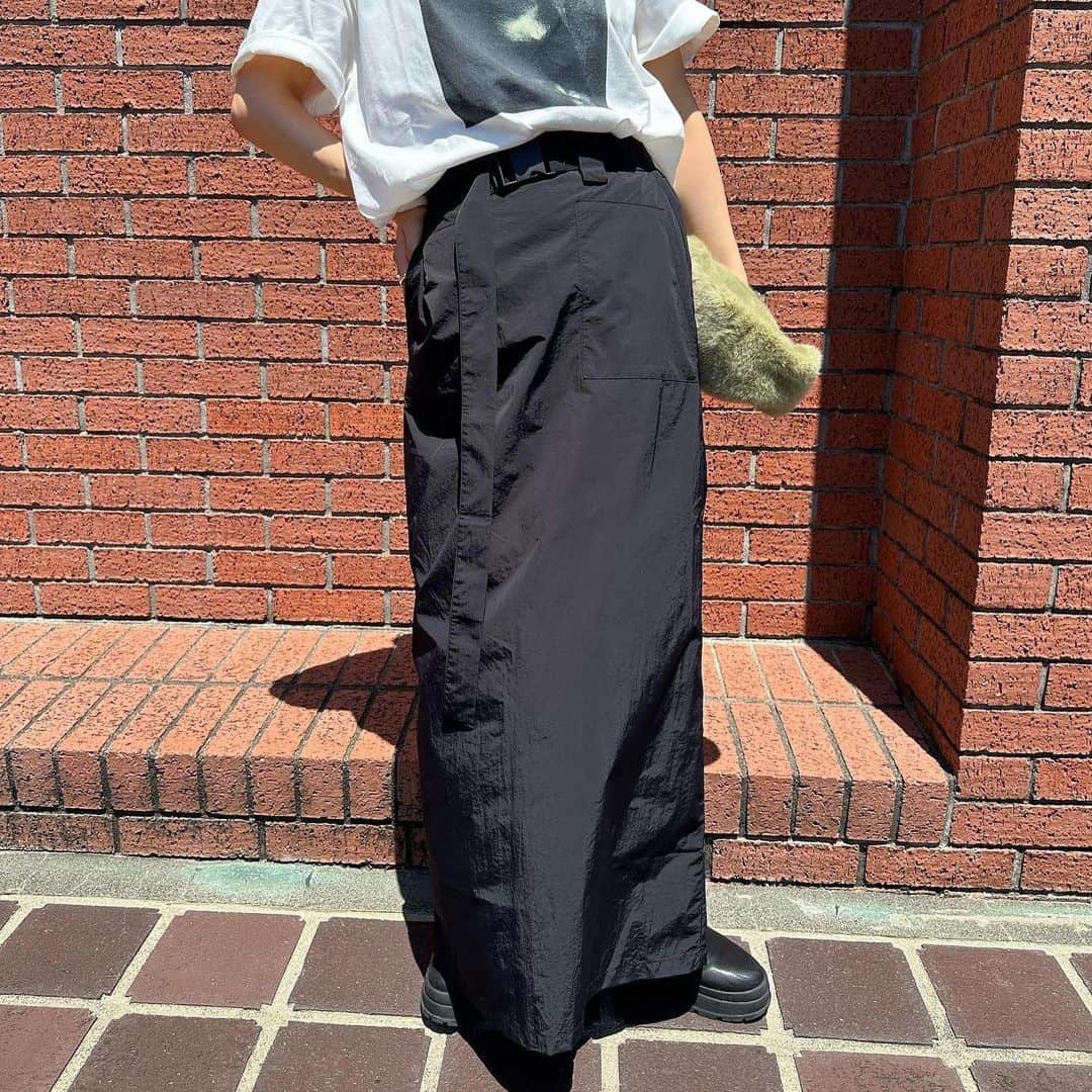 moca さんのインスタグラム写真 - (moca Instagram)「SELECT MOCA by SON. New color added! . No.30001376 work tight skirt  新色カーキが登場！ カジュアルデザインがポイントのカーゴスカート。   ガチャベルト付きでスタイリングに合わせて取り外しも可能です。  カジュアルなアイテムながらも程よい光沢感で大人見えも叶う1枚。   ウエストは後ろゴム仕様で着脱もしやすく、裏地も付いているので透け感を気にせず着用頂けます。  オーバーサイズニットやロンTと合わせてルーズな着こなしからコンパクトなトップスと合わせてキレイめにまとめたスタイリングもおすすめです。  price : 5,940yen (＋tax in) color : Ivory/g.blue/khaki/black model : 159cm  #selectmoca #セレクトモカ」12月2日 19時00分 - selectmoca
