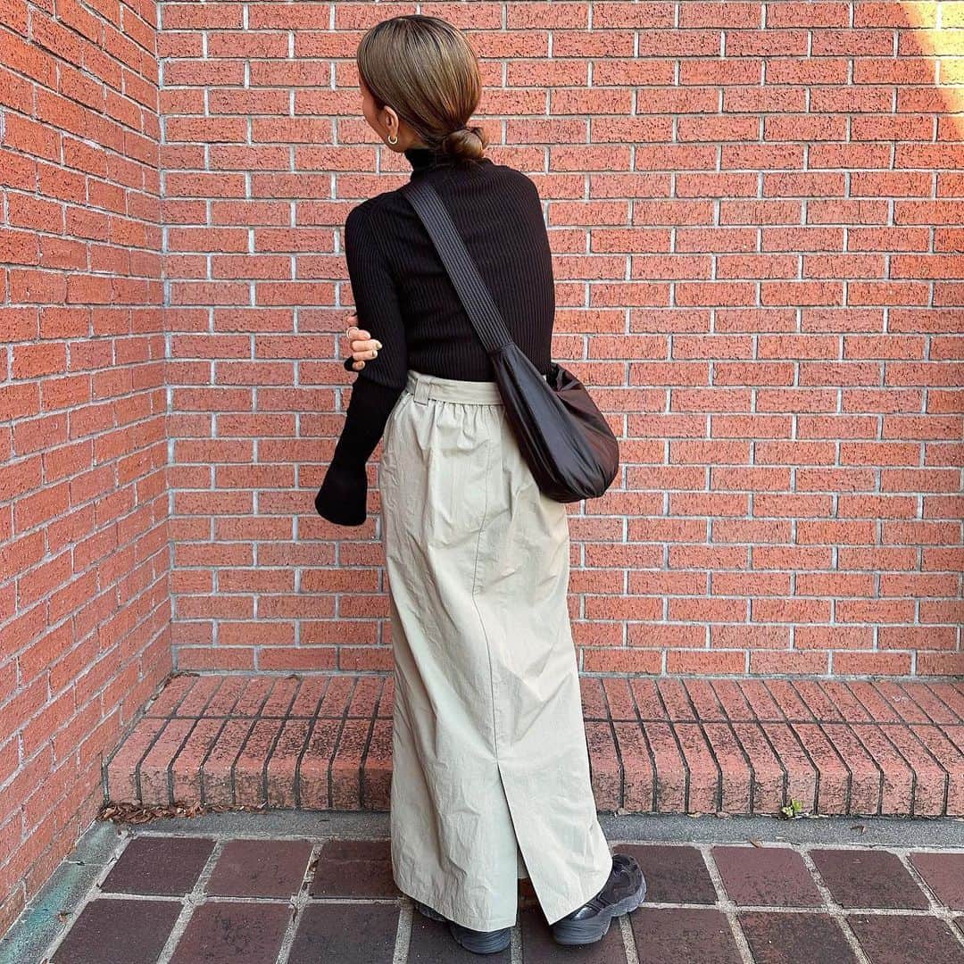 moca さんのインスタグラム写真 - (moca Instagram)「SELECT MOCA by SON. New color added! . No.30001376 work tight skirt  新色カーキが登場！ カジュアルデザインがポイントのカーゴスカート。   ガチャベルト付きでスタイリングに合わせて取り外しも可能です。  カジュアルなアイテムながらも程よい光沢感で大人見えも叶う1枚。   ウエストは後ろゴム仕様で着脱もしやすく、裏地も付いているので透け感を気にせず着用頂けます。  オーバーサイズニットやロンTと合わせてルーズな着こなしからコンパクトなトップスと合わせてキレイめにまとめたスタイリングもおすすめです。  price : 5,940yen (＋tax in) color : Ivory/g.blue/khaki/black model : 159cm  #selectmoca #セレクトモカ」12月2日 19時00分 - selectmoca