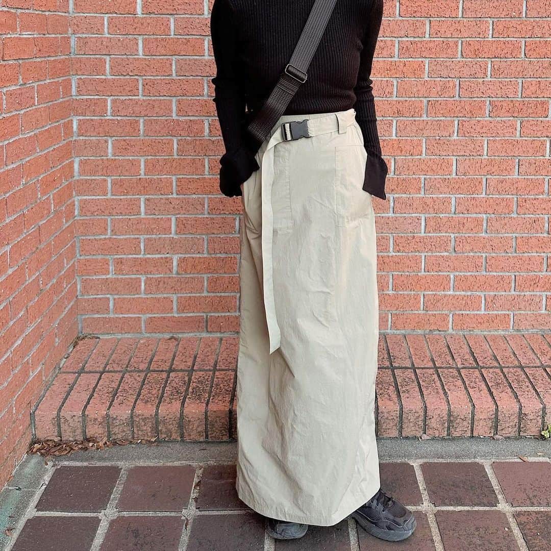 moca さんのインスタグラム写真 - (moca Instagram)「SELECT MOCA by SON. New color added! . No.30001376 work tight skirt  新色カーキが登場！ カジュアルデザインがポイントのカーゴスカート。   ガチャベルト付きでスタイリングに合わせて取り外しも可能です。  カジュアルなアイテムながらも程よい光沢感で大人見えも叶う1枚。   ウエストは後ろゴム仕様で着脱もしやすく、裏地も付いているので透け感を気にせず着用頂けます。  オーバーサイズニットやロンTと合わせてルーズな着こなしからコンパクトなトップスと合わせてキレイめにまとめたスタイリングもおすすめです。  price : 5,940yen (＋tax in) color : Ivory/g.blue/khaki/black model : 159cm  #selectmoca #セレクトモカ」12月2日 19時00分 - selectmoca