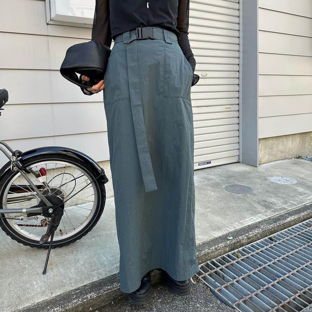 moca さんのインスタグラム写真 - (moca Instagram)「SELECT MOCA by SON. New color added! . No.30001376 work tight skirt  新色カーキが登場！ カジュアルデザインがポイントのカーゴスカート。   ガチャベルト付きでスタイリングに合わせて取り外しも可能です。  カジュアルなアイテムながらも程よい光沢感で大人見えも叶う1枚。   ウエストは後ろゴム仕様で着脱もしやすく、裏地も付いているので透け感を気にせず着用頂けます。  オーバーサイズニットやロンTと合わせてルーズな着こなしからコンパクトなトップスと合わせてキレイめにまとめたスタイリングもおすすめです。  price : 5,940yen (＋tax in) color : Ivory/g.blue/khaki/black model : 159cm  #selectmoca #セレクトモカ」12月2日 19時00分 - selectmoca