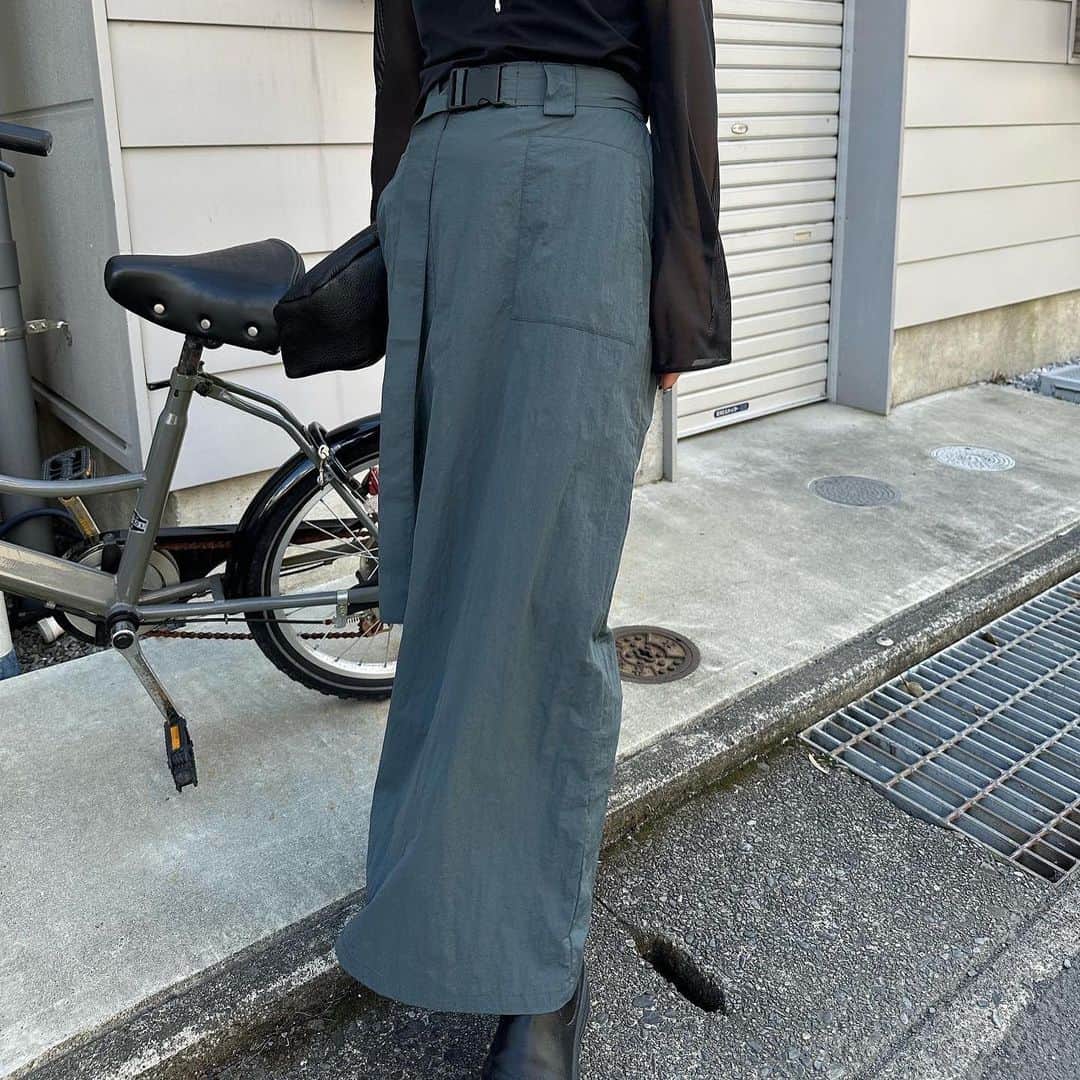 moca さんのインスタグラム写真 - (moca Instagram)「SELECT MOCA by SON. New color added! . No.30001376 work tight skirt  新色カーキが登場！ カジュアルデザインがポイントのカーゴスカート。   ガチャベルト付きでスタイリングに合わせて取り外しも可能です。  カジュアルなアイテムながらも程よい光沢感で大人見えも叶う1枚。   ウエストは後ろゴム仕様で着脱もしやすく、裏地も付いているので透け感を気にせず着用頂けます。  オーバーサイズニットやロンTと合わせてルーズな着こなしからコンパクトなトップスと合わせてキレイめにまとめたスタイリングもおすすめです。  price : 5,940yen (＋tax in) color : Ivory/g.blue/khaki/black model : 159cm  #selectmoca #セレクトモカ」12月2日 19時00分 - selectmoca