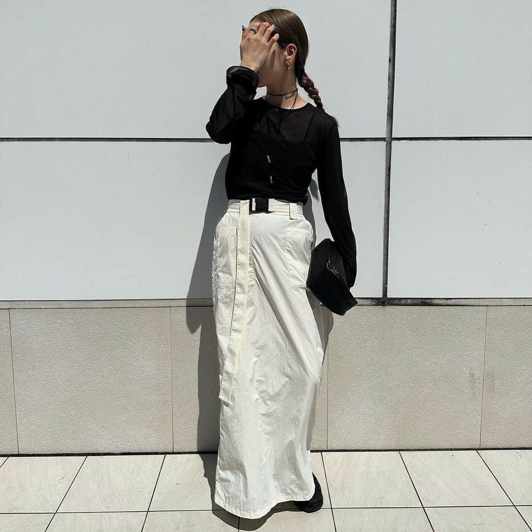 moca さんのインスタグラム写真 - (moca Instagram)「SELECT MOCA by SON. New color added! . No.30001376 work tight skirt  新色カーキが登場！ カジュアルデザインがポイントのカーゴスカート。   ガチャベルト付きでスタイリングに合わせて取り外しも可能です。  カジュアルなアイテムながらも程よい光沢感で大人見えも叶う1枚。   ウエストは後ろゴム仕様で着脱もしやすく、裏地も付いているので透け感を気にせず着用頂けます。  オーバーサイズニットやロンTと合わせてルーズな着こなしからコンパクトなトップスと合わせてキレイめにまとめたスタイリングもおすすめです。  price : 5,940yen (＋tax in) color : Ivory/g.blue/khaki/black model : 159cm  #selectmoca #セレクトモカ」12月2日 19時00分 - selectmoca