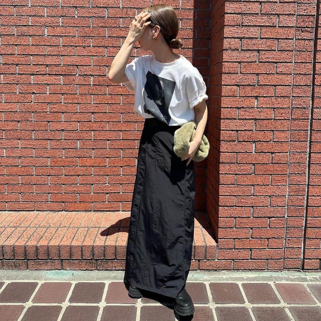 moca さんのインスタグラム写真 - (moca Instagram)「SELECT MOCA by SON. New color added! . No.30001376 work tight skirt  新色カーキが登場！ カジュアルデザインがポイントのカーゴスカート。   ガチャベルト付きでスタイリングに合わせて取り外しも可能です。  カジュアルなアイテムながらも程よい光沢感で大人見えも叶う1枚。   ウエストは後ろゴム仕様で着脱もしやすく、裏地も付いているので透け感を気にせず着用頂けます。  オーバーサイズニットやロンTと合わせてルーズな着こなしからコンパクトなトップスと合わせてキレイめにまとめたスタイリングもおすすめです。  price : 5,940yen (＋tax in) color : Ivory/g.blue/khaki/black model : 159cm  #selectmoca #セレクトモカ」12月2日 19時00分 - selectmoca