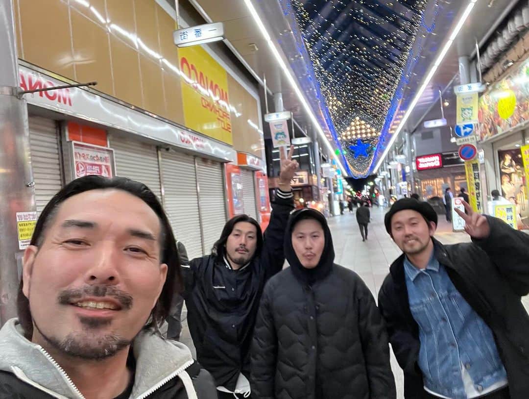 kouzuma ショートマスターさんのインスタグラム写真 - (kouzuma ショートマスターInstagram)「今日も最幸の仲間創り❣️ 宮崎の仲間も最幸‼️ 最後のプレゼンも挨拶もしびれた〜😅😅  誰とどんな時間を過ごすがて見える景色は絶対に変わるヨ😊  めっちゃ売れっ子になれよ！応援してんぞー📣  #下赤塚美容院 #下赤塚縮毛矯正 #髪質改善 #東武練馬縮毛矯正 #成増縮毛矯正 #下赤塚髪質改善 #成増美容院 #成増髪質改善 #トリートメント #ツヤ髪エステ　 #髪質改善ストレート #縮毛矯正 #美容師求人 #俺は羽田で半袖」12月1日 21時56分 - kouzuma