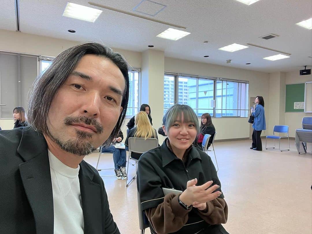 kouzuma ショートマスターさんのインスタグラム写真 - (kouzuma ショートマスターInstagram)「今日も最幸の仲間創り❣️ 宮崎の仲間も最幸‼️ 最後のプレゼンも挨拶もしびれた〜😅😅  誰とどんな時間を過ごすがて見える景色は絶対に変わるヨ😊  めっちゃ売れっ子になれよ！応援してんぞー📣  #下赤塚美容院 #下赤塚縮毛矯正 #髪質改善 #東武練馬縮毛矯正 #成増縮毛矯正 #下赤塚髪質改善 #成増美容院 #成増髪質改善 #トリートメント #ツヤ髪エステ　 #髪質改善ストレート #縮毛矯正 #美容師求人 #俺は羽田で半袖」12月1日 21時56分 - kouzuma