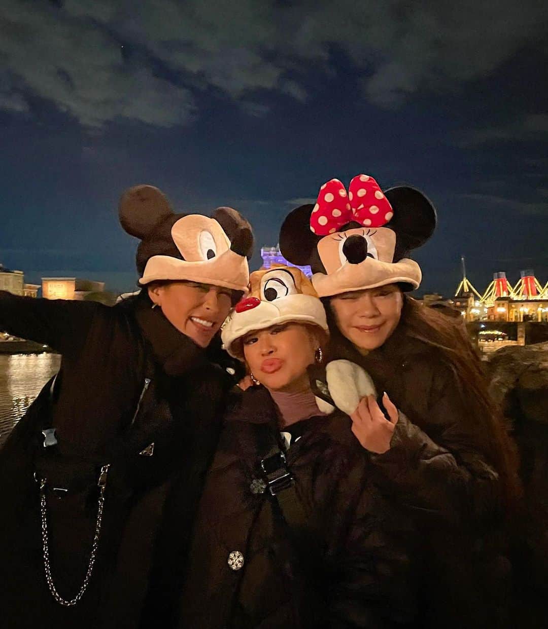 星あやさんのインスタグラム写真 - (星あやInstagram)「4 hours in the happiest place on earth🌋🐭⭐️」12月1日 22時07分 - ayastella_