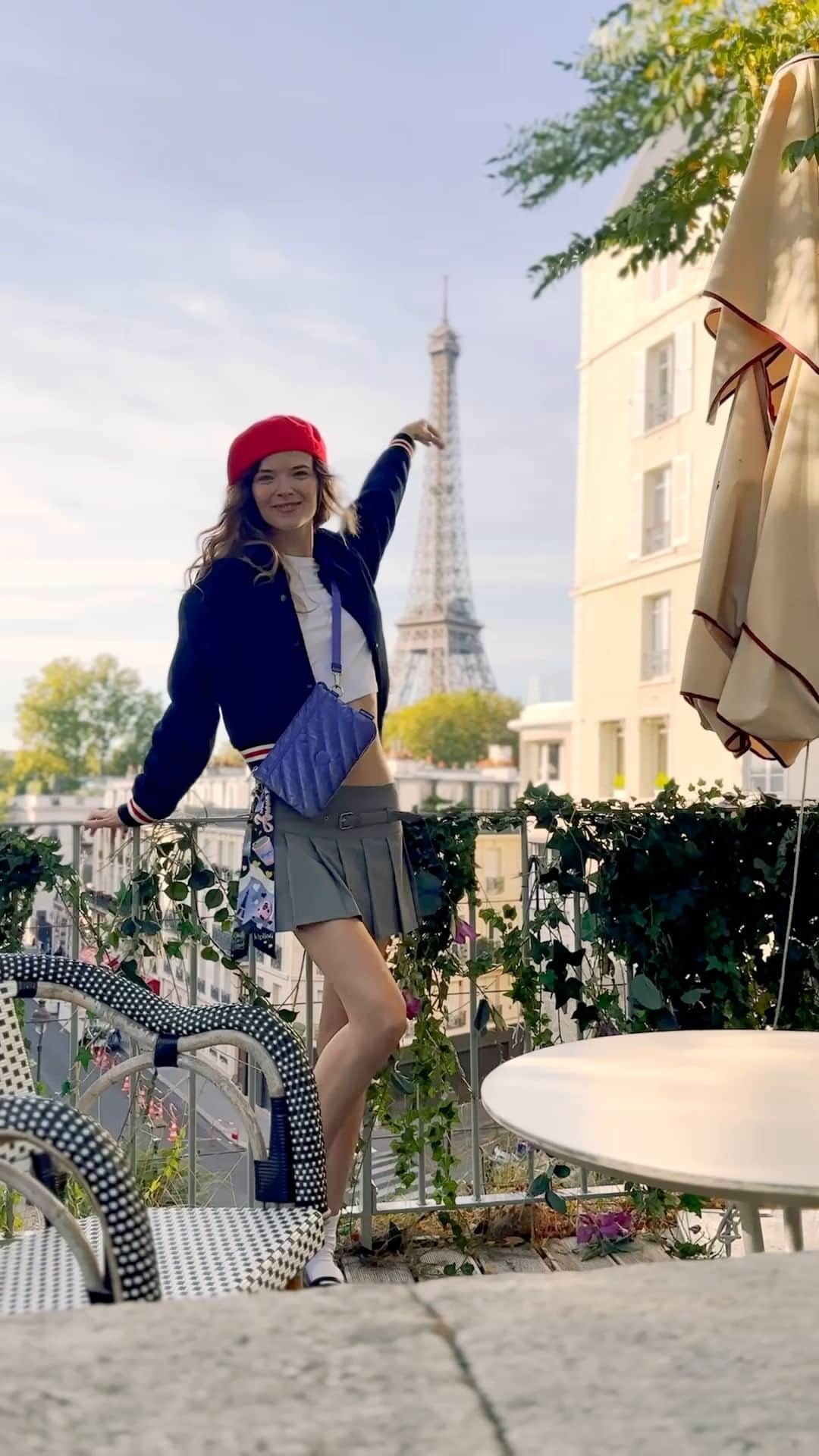 キプリングのインスタグラム：「Paris is always a good idea, especially when you're armed with a #KiplingxEmilyInParis bag 💜 @emilyinparis #OhLaLa #EmilyInParis  #NeverWithoutMyKipling #LiveLight」