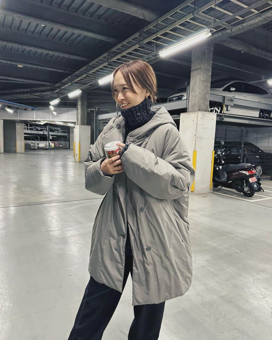 野尻美穂のインスタグラム：「寒い寒い！やっと着れるwai+のアウター🥹🫶🏻 軽くって着込めば今年は乗り越えられそう👌 しかし寒いからって縮こまってて姿勢良くするだけで全然頭身違うの思い知ってる🤣🤣  #wai_ships  #アウターコーデ」