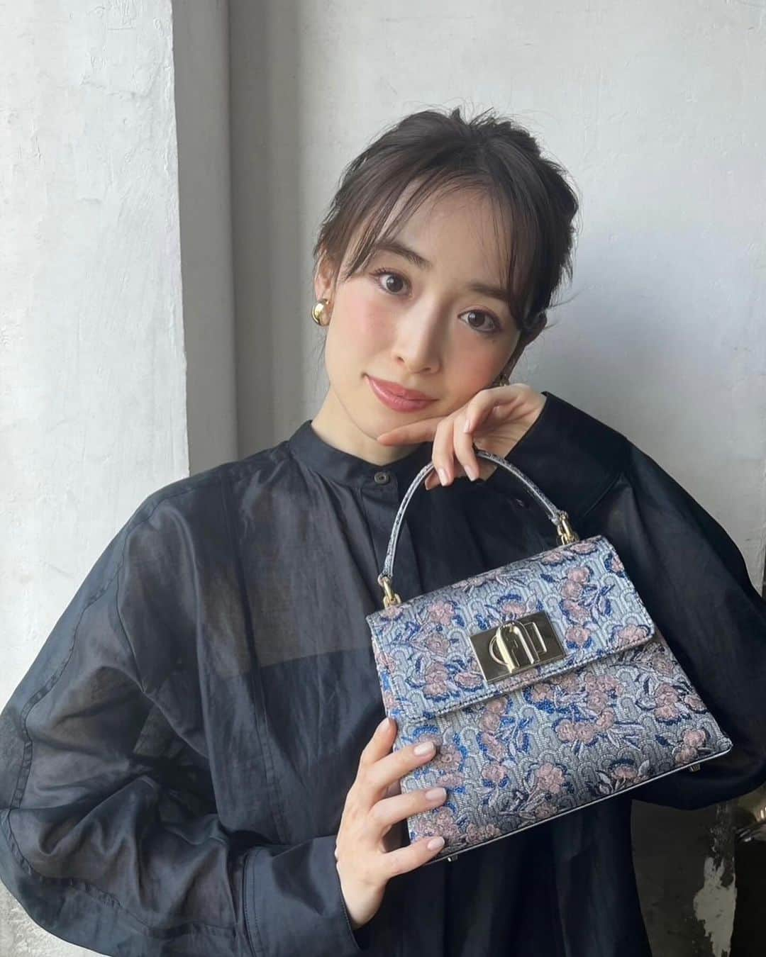 泉里香のインスタグラム：「FURLA"CRUISE 2024" イタリアのルネッサンスからインスパイアされた 豪華なパターンのトップハンドルバッグが登場✨ メタリック素材のバッグはこれからのホリデー気分を盛り上げてくれそうです🎄 12/2は銀座店、12/10は阪急うめだ本店一階で ホリデー限定オリジナルレザータグへのペイントサービスも✨ぜひ☺︎  #ItalybByFurla #FURLACRUISE24 #PR」