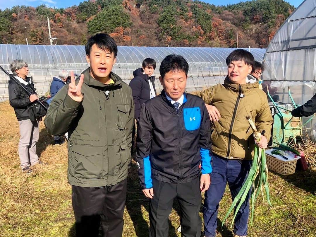 新山大さんのインスタグラム写真 - (新山大Instagram)「小学校3、4年時の担任であり野球部の先生でもあった斉藤先生と感動の再会😭  #30年以上ぶり #斉藤先生 #あだ名 #ジバン #白鴎小学校 #4年生の終わり頃に宿題忘れた罰として野球部の練習に連行されたことがきっかけでそのまま野球部に入った #小野は小学校ちがうので斉藤先生とは初対面なのに僕と同じ温度で感動してる意味が分かりませんでした #あどばるーん40市町村漫才の旅 #1550ニュースレーダーwith #RAB #12月7日と14日放送予定 #南部町 #青森県 #あどばるーん #漫才旅」12月1日 22時01分 - dai_niiyama