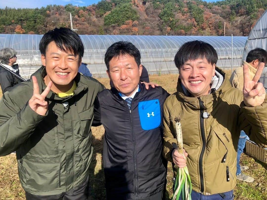 新山大さんのインスタグラム写真 - (新山大Instagram)「小学校3、4年時の担任であり野球部の先生でもあった斉藤先生と感動の再会😭  #30年以上ぶり #斉藤先生 #あだ名 #ジバン #白鴎小学校 #4年生の終わり頃に宿題忘れた罰として野球部の練習に連行されたことがきっかけでそのまま野球部に入った #小野は小学校ちがうので斉藤先生とは初対面なのに僕と同じ温度で感動してる意味が分かりませんでした #あどばるーん40市町村漫才の旅 #1550ニュースレーダーwith #RAB #12月7日と14日放送予定 #南部町 #青森県 #あどばるーん #漫才旅」12月1日 22時01分 - dai_niiyama