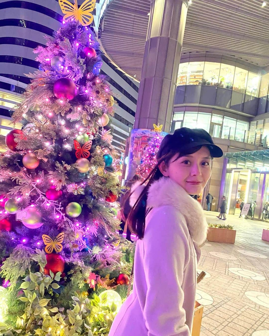 かとう唯のインスタグラム：「好きなクリスマスソングは そりすべり　です。  (誰がすべるタレントや)  みんなの好きな クリスマス🎄ソングは〜？😍  P.S. 12月よろしく🎅🌲💓  #イルミネーション #イルミネーション撮影会 #たぶん2年前 #たぶん日比谷 #素敵な日々や〜」