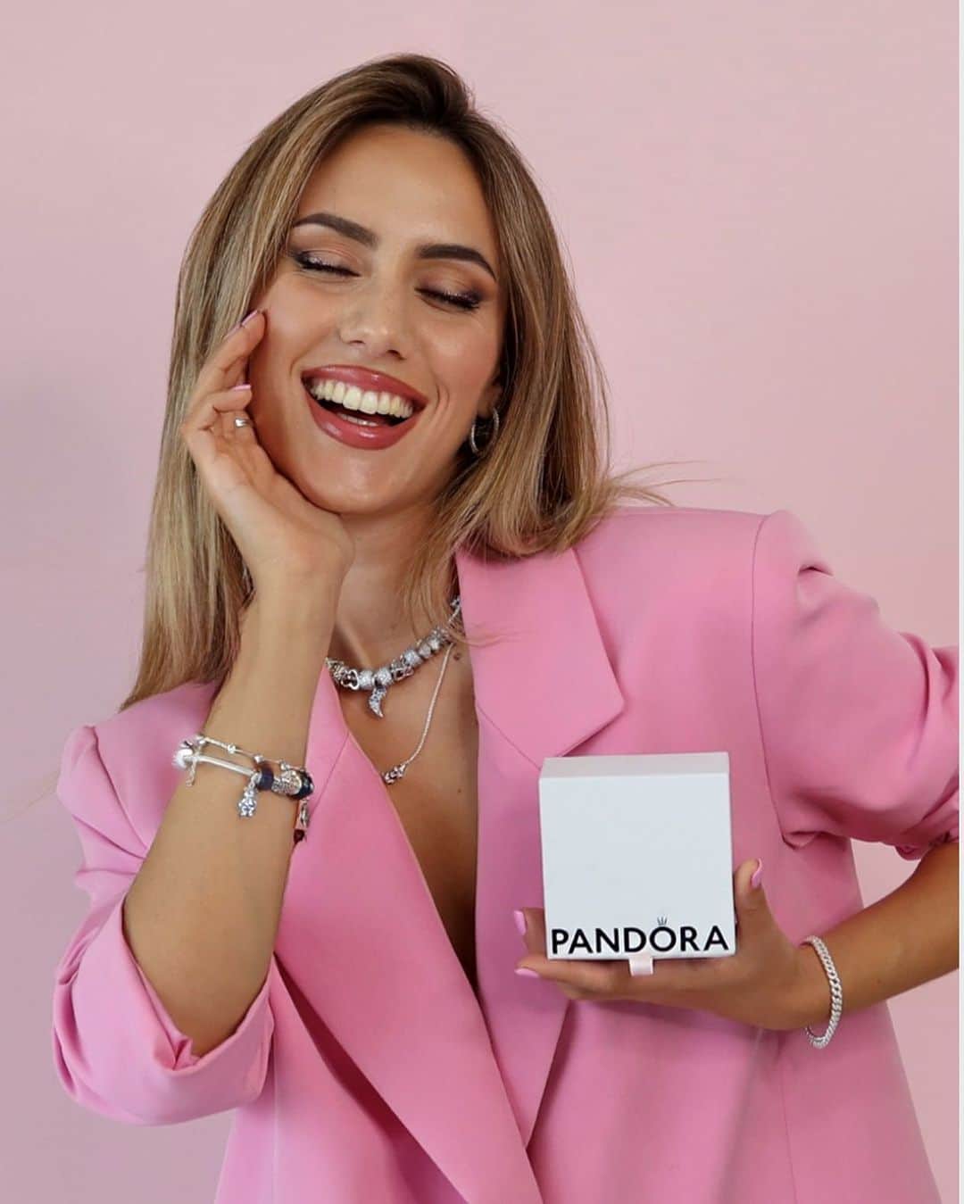 PANDORAのインスタグラム：「“It goes with everything!”, unboxed. 💕 @glojoined #Pandora #LovesUnboxed #PandoraJewellery」