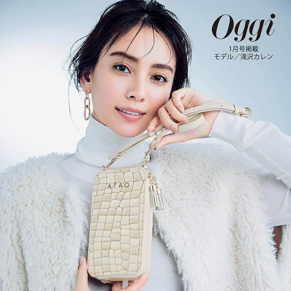 ATAO(アタオ)さんのインスタグラム写真 - (ATAO(アタオ)Instagram)「. 雑誌掲載！『Oggi1月号』❄️  予定がある日も、デイリーも「オールラウンダー型お財布バッグ」としてアタオで大人気の"アミュレット"が雑誌掲載されました！！ 着用モデルは滝沢カレンさんです✨✨  一年で一番ワクワク楽しい季節を彩るスペシャルモデル【アミュレット・ヴィトロ/LOVE UNION】もとっても素敵に身につけていただいています☺️💕  ぜひ気になる方は公式オンラインショップ『ATAOLAND＋』の特集記事、またはお近くの書店でもチェックしてくださいね🥂 特集記事URL🔽 https://ataoland.com/blogs/feature/oggi202401  📖掲載アイテム📖 🎄Xmas限定コレクション🎄 アミュレットヴィトロ/LOVE UNION ▶36,000円(税込39,600円) 限定コレクションのためお早めに♡  ⭐️アイテムが気になる方は画像をタップでオンラインショップもご覧いただけます。  -----  #atao #アタオ #神戸ブランド  #ATAOLANDプラス #アタプラ  #財布ブランド  #バッグブランド  #お財布#ミニ財布 #ショルダーバッグ  #スマホショルダー  #スマホポシェット  #お財布ポシェット  #お財布ショルダー  #休日バッグ #旅行バッグ  #バッグの中身  #ギフト#プレゼント #ご褒美#自分へのご褒美  #ホリデーコレクション #ホリデーコレクション2023  #ホリデーギフト  #クリスマスプレゼント  #自分へのプレゼント #雑誌掲載 #oggi#oggi1月号 #滝沢カレン さん」12月1日 22時04分 - atao.kobe