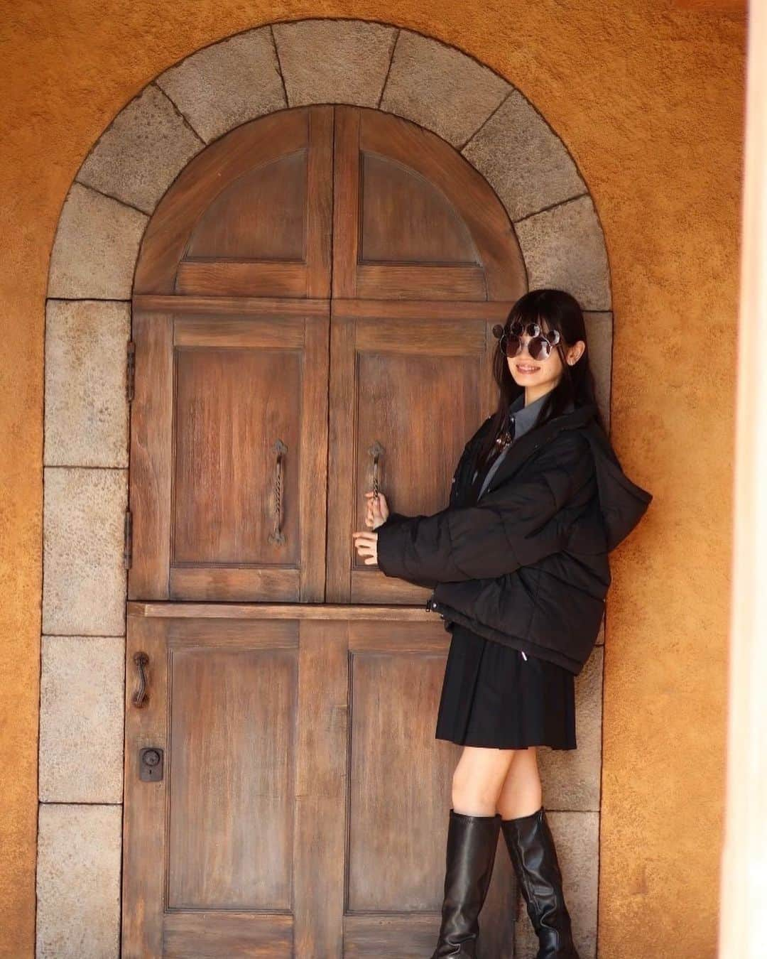 篠原葵のインスタグラム：「ミッキーのサングラスした〜 どうかな🐭‎‪‎‎🖤   #tokyodisneysea」