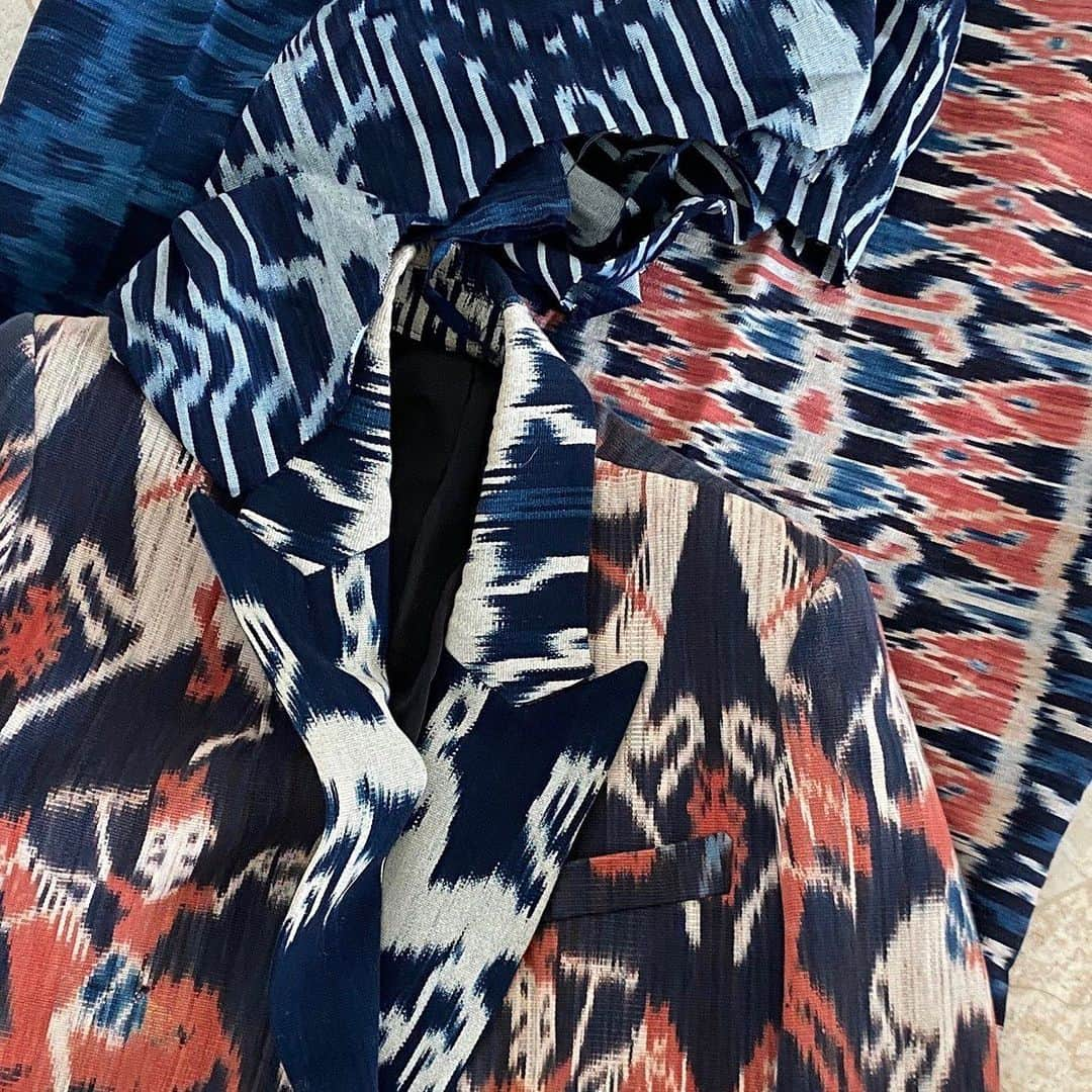 ベックスロックスさんのインスタグラム写真 - (ベックスロックスInstagram)「#TheArtOfCollaboration  ✨The Ikat Bespoke experience ✨ ⠀⠀⠀⠀⠀⠀⠀⠀⠀ Bridging worlds. We hand pick our Ikat textiles directly from rural villages and indigenous clans co-creating with every part of the process. Each Ikat is then passed  to our masters in Bali collaborating with friends and clients across the world sharing real stories and empowering communities.   The bespoke experience is our passion, our mission, to keep doing our part in preserving traditional crafts  reimagined through a new lens.  ⠀⠀⠀⠀⠀⠀⠀⠀⠀ Here are a few of our bespoke pieces created over the last couple of months. Each Ikat textile was hand loomed with natural dyes taking over a year to hand loom with symbolic indigenous motifs. ⠀⠀⠀⠀⠀⠀⠀⠀⠀ Trust the process of every step. We believe in 100% transparency.   We thank you for supporting us.  We have closed our books for bespoke pieces until January 2024.  To be added to our waiting list DM or WA our concierge service.  ⠀⠀⠀⠀⠀⠀⠀⠀⠀  #TheArtofSlow #cultutalsustainability #oneofakind  #artisanalluxury #indigenoustextiles #trusttheprocess #theartofancestors #travelwithapurpose #tribaltextiles #storytelling #womensupportingwomen」12月1日 22時05分 - rcollectivestudio