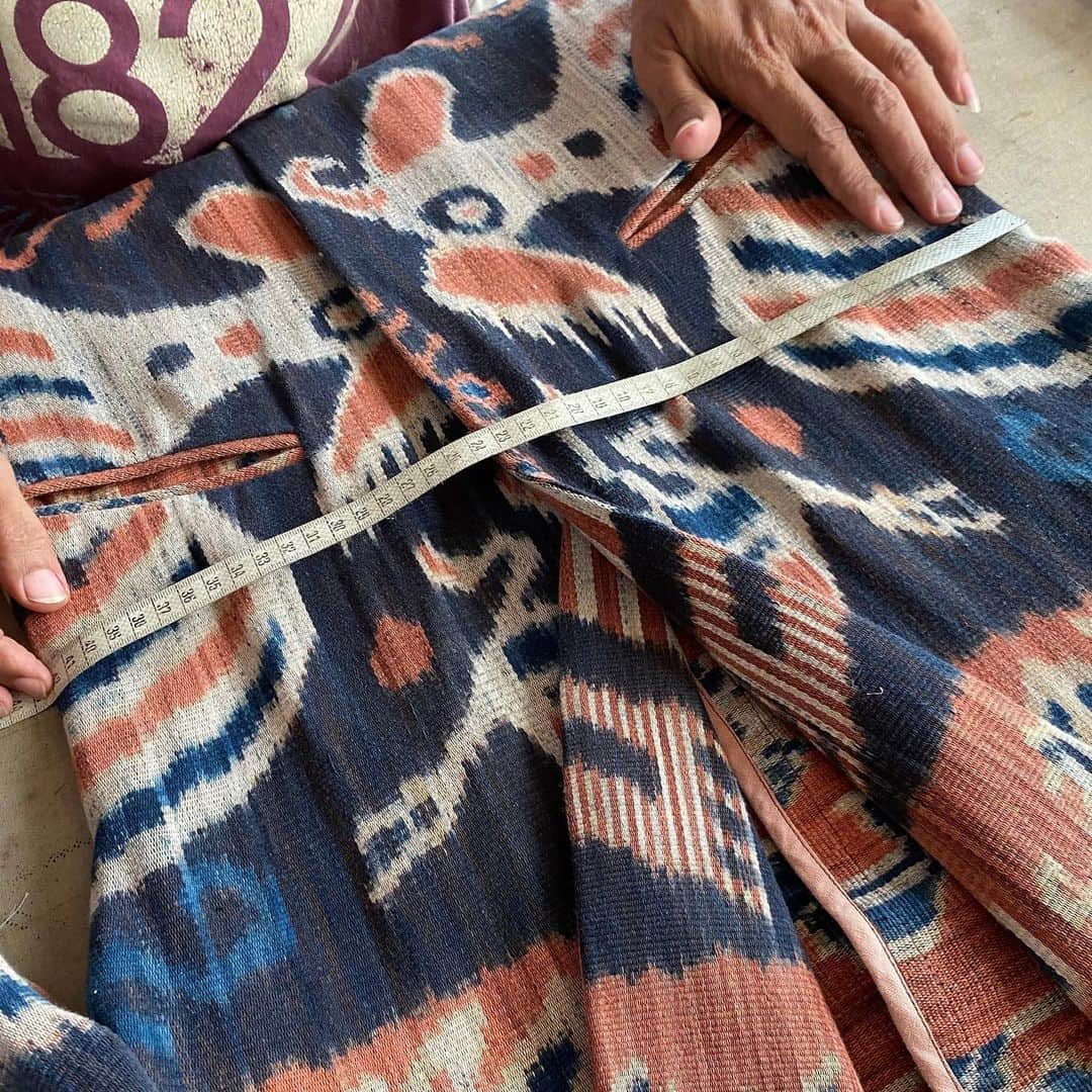 ベックスロックスさんのインスタグラム写真 - (ベックスロックスInstagram)「#TheArtOfCollaboration  ✨The Ikat Bespoke experience ✨ ⠀⠀⠀⠀⠀⠀⠀⠀⠀ Bridging worlds. We hand pick our Ikat textiles directly from rural villages and indigenous clans co-creating with every part of the process. Each Ikat is then passed  to our masters in Bali collaborating with friends and clients across the world sharing real stories and empowering communities.   The bespoke experience is our passion, our mission, to keep doing our part in preserving traditional crafts  reimagined through a new lens.  ⠀⠀⠀⠀⠀⠀⠀⠀⠀ Here are a few of our bespoke pieces created over the last couple of months. Each Ikat textile was hand loomed with natural dyes taking over a year to hand loom with symbolic indigenous motifs. ⠀⠀⠀⠀⠀⠀⠀⠀⠀ Trust the process of every step. We believe in 100% transparency.   We thank you for supporting us.  We have closed our books for bespoke pieces until January 2024.  To be added to our waiting list DM or WA our concierge service.  ⠀⠀⠀⠀⠀⠀⠀⠀⠀  #TheArtofSlow #cultutalsustainability #oneofakind  #artisanalluxury #indigenoustextiles #trusttheprocess #theartofancestors #travelwithapurpose #tribaltextiles #storytelling #womensupportingwomen」12月1日 22時05分 - rcollectivestudio