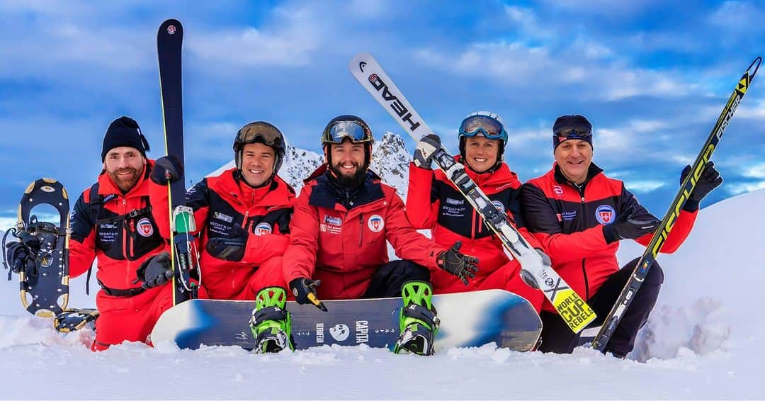 ベダ&カンパニーさんのインスタグラム写真 - (ベダ&カンパニーInstagram)「Another season of partnership start with @skischool_klosters ! Our emblem is a proud part of their clothing, symbolizing the shared commitment to precision—whether on the thrilling slopes or meticulously creating Bedat & Co timepieces.  As they dedicate themselves to teaching the art of skiing, we mirror that dedication in the refined artistry of each watch. Just as their instructors guide with precision on the slopes, our timepieces mark every moment with unmatched mastery. Proudly Swiss partners celebrating this enduring collaboration, where dedication meets peaks and elegance meets expertise both on and off the slopes. #bedatandco #womenofcharacter #swissknowhow #aosc #klosters #swisspartner #precision #snow #ski #snow #skischoolklosters #klosters #bedat」12月1日 22時15分 - bedatandco