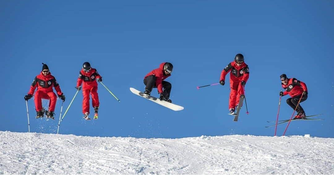 ベダ&カンパニーさんのインスタグラム写真 - (ベダ&カンパニーInstagram)「Another season of partnership start with @skischool_klosters ! Our emblem is a proud part of their clothing, symbolizing the shared commitment to precision—whether on the thrilling slopes or meticulously creating Bedat & Co timepieces.  As they dedicate themselves to teaching the art of skiing, we mirror that dedication in the refined artistry of each watch. Just as their instructors guide with precision on the slopes, our timepieces mark every moment with unmatched mastery. Proudly Swiss partners celebrating this enduring collaboration, where dedication meets peaks and elegance meets expertise both on and off the slopes. #bedatandco #womenofcharacter #swissknowhow #aosc #klosters #swisspartner #precision #snow #ski #snow #skischoolklosters #klosters #bedat」12月1日 22時15分 - bedatandco