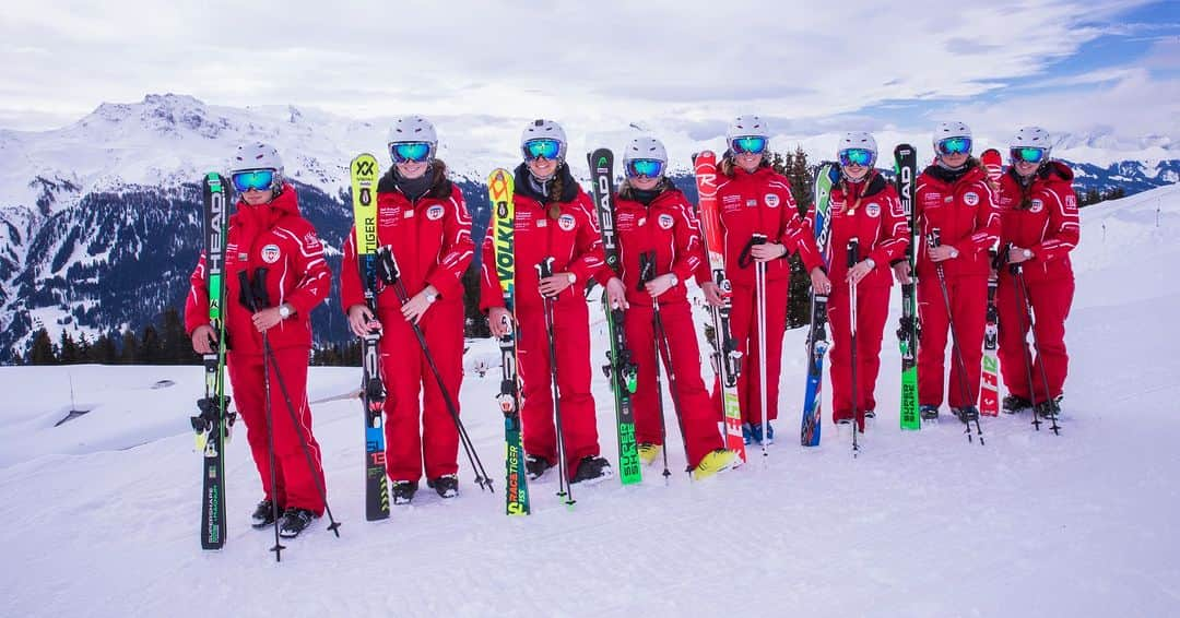 ベダ&カンパニーさんのインスタグラム写真 - (ベダ&カンパニーInstagram)「Another season of partnership start with @skischool_klosters ! Our emblem is a proud part of their clothing, symbolizing the shared commitment to precision—whether on the thrilling slopes or meticulously creating Bedat & Co timepieces.  As they dedicate themselves to teaching the art of skiing, we mirror that dedication in the refined artistry of each watch. Just as their instructors guide with precision on the slopes, our timepieces mark every moment with unmatched mastery. Proudly Swiss partners celebrating this enduring collaboration, where dedication meets peaks and elegance meets expertise both on and off the slopes. #bedatandco #womenofcharacter #swissknowhow #aosc #klosters #swisspartner #precision #snow #ski #snow #skischoolklosters #klosters #bedat」12月1日 22時15分 - bedatandco