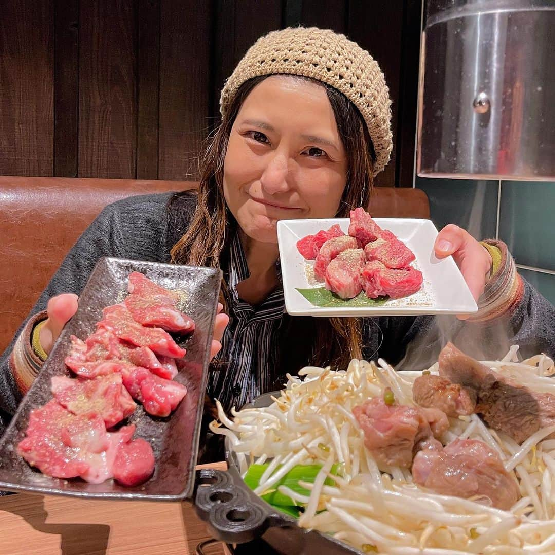 アンジェラ佐藤のインスタグラム：「北海道ジンギスカン蝦夷屋の食べ飲み放題〜🐑𓌉𓇋 ‎🥩 @jingiskangezoya  厚切りジンギスカンやラムチョップなどお肉が美味しいのはさることながら、ミニ牛トロご飯やジンギスカンカレー、ラムつくねなどサイドメニューが豊富 の人気店✨  #北海道ジンギスカン蝦夷屋 #札幌ジンギスカン#ジンギスカン食べ放題 ＃北海道鄉士料理 #北海道吃到飽 #北海道好吃 ＃ヒンナヒンナ」