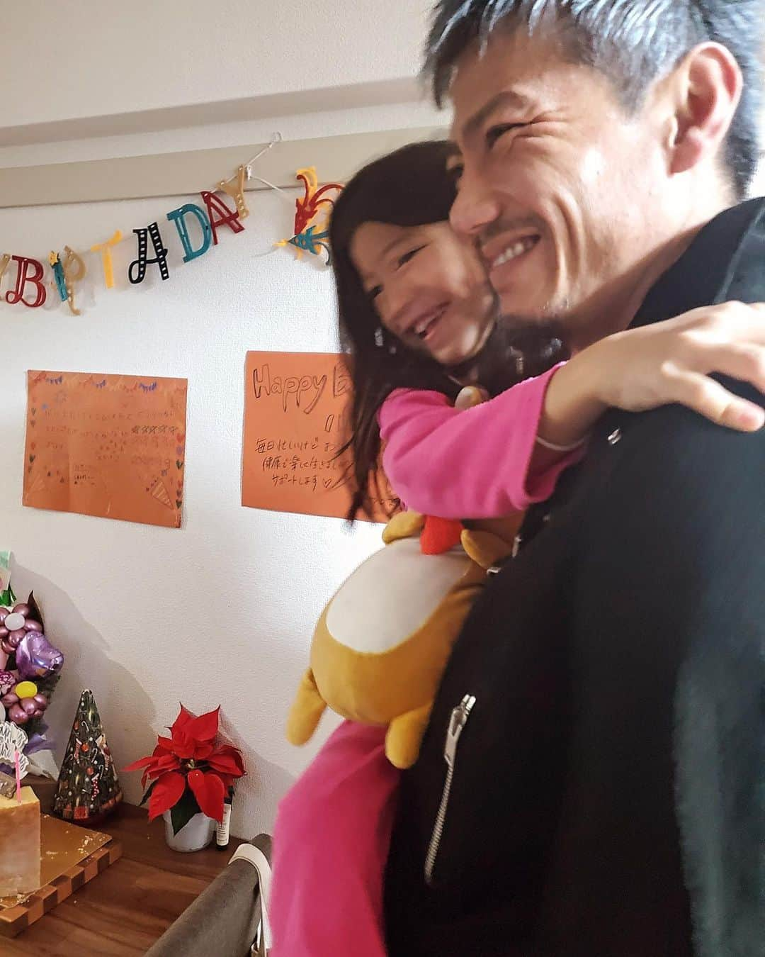 岩永洋昭さんのインスタグラム写真 - (岩永洋昭Instagram)「そういえば…、  今年の誕生日当日は、  深夜の帰宅でしたが、  頑張って起きててくれて、  ささやかながら、祝っていただきました🎂  嫁様娘様。  改めまして、  いつも本当に有難うございます。  バームクーヘンのバースデーケーキは、人生初です笑笑  1枚目の写真は、僕が帰ってくる前に撮られたモノで、帰宅したら半分以上無くなっておりました笑笑笑笑」12月1日 22時08分 - hiroaki.iwanaga