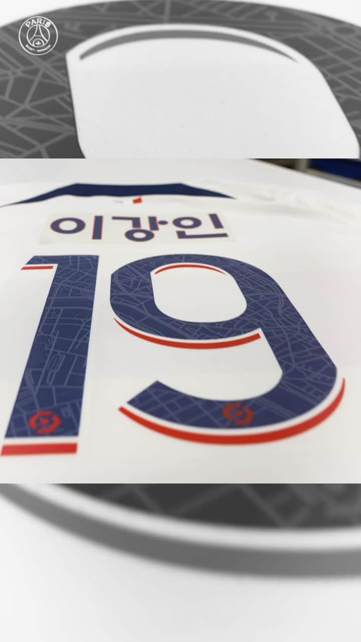 パリ・サンジェルマンFCのインスタグラム：「🆒👕  Paris celebrates its Korean fans with special shirt printing and a meet-up in Seoul.  For its game against Le Havre AC this Sunday, Paris Saint-Germain will be playing in shirts with Korean text printed on them for the first time in the club’s history.   Paris célèbre ses supporters coréens avec un flocage dédié et un grand rassemblement à Séoul A l’occasion de la rencontre qui opposera le Club parisien au Havre dimanche 3 décembre, le Paris Saint-Germain jouera pour la première fois de son histoire avec un flocage en langue coréenne.  🛒 Available on store.psg.fr」