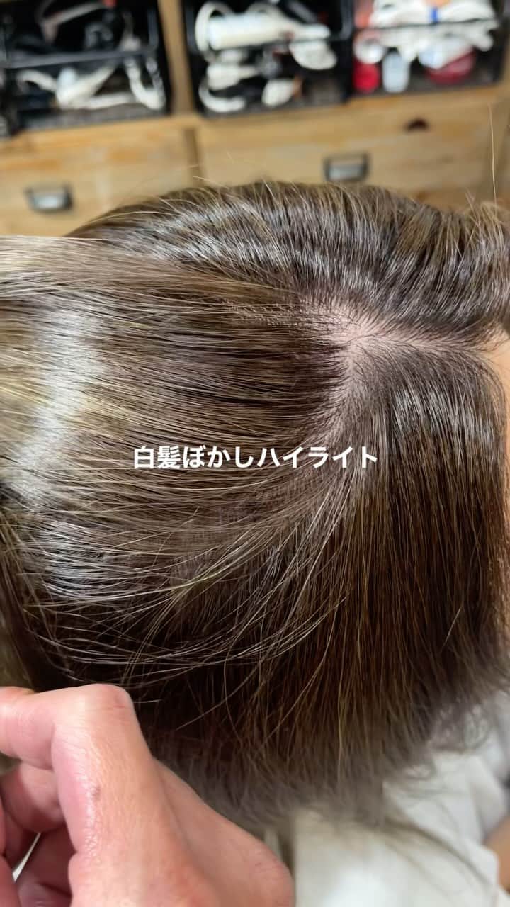 西川ヒロキのインスタグラム：「白髪ぼかしハイライト . ▪️こだわり 【カラー】 ハイトーンにしたいけど思い通りの色にならない方やダメージが気になる方お任せください しっかりとダメージケアをしてブリーチやカラーのダメージを徹底的に減らします。 ⁡ 【カウンセリング】 新規のお客様はカウンセリングに30分取ってます。 しっかりとしたカウンセリングで悩みを解決します。 DMでも質問承ってます。お気軽にご連絡ください。 ⁡ 【こんな方にオススメです！！】 ・マンツーマンで接客してほしい方 ・理想のカラーを手に入れたい方 ・ずっと通える美容室を探している方 ・プライベートサロンを探している方 ・子供がいても気軽に通いたい方 ・カラーのダメージで悩んでいる方 ・日々のお手入れを楽にしたい方 ⁡ 【プライス】 ハイライトに掲載してます DMでも聞いてください。 . . フォローと保存をしてくださると嬉しいです。 . ⁡ 店名 Lien（リアン） 住所 香川県丸亀市川西町北680-1 ⁡ ご予約の時は ・お名前フルネーム ・日時 ・メニュー わからない時はイメージ写真 ブリーチする場合は必ず記入 マンツーマンなので書いていないとできない場合があります ・今までの履歴 縮毛矯正、黒染め、パーマ、セルフカラーなど」