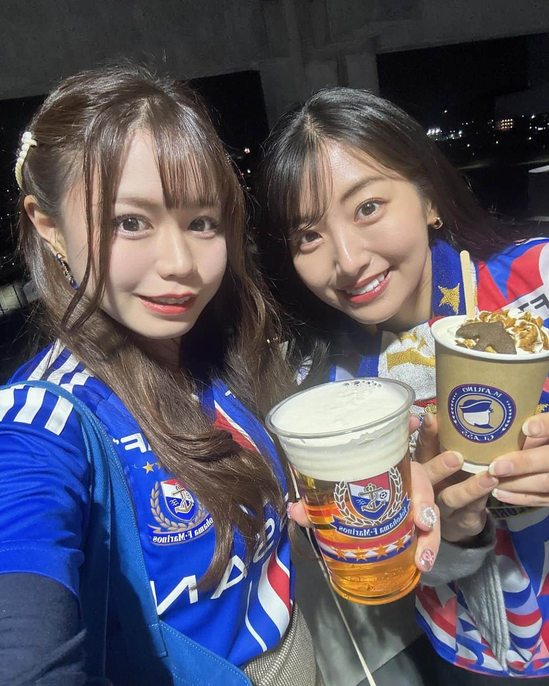 山口みらんのインスタグラム：「❤️‍🔥❤️‍🔥❤️‍🔥❤️‍🔥  ホーム最終戦はささらちゃんと観戦⚽️ 元メンバーの担当カラー赤の2人でした❤️‍🔥  ささらちゃんはBリーグを観戦してたり、お仕事されてるんだけども普段からスポーツ観戦されてるからこそなのか 観点がとってもスポーツへのリスペクトが溢れていて 私まで嬉しくなってしまいました😭❤️‍🔥🤍💙 感受性豊かなささらちゃんはまさかのトリコロールギャラクシーからの民衆の歌をを見ただけで泣いてました🥹❤️ そういう素直な所も大好き！なのです🥰  毎シーズン1回は来てくれてるので立派なマリサポです✨ 来シーズンも来たいと言ってくれたよ🤤  私もBリーグはささらちゃんに連れてってもらっているので、オフシーズンにでもビーコルの応援また行きたいな🏀   #fmarinos  #yokohamafmarinos  #横浜fマリノス  #マリノス  #マリノスサポーター  #トリコロール  #サッカー  #サッカー女子  #ユニフォーム女子  #jリーグ  #jリーグ女子  #横浜  #yokohama  #jリーグ観戦  #日産スタジアム  #マリノグラス  #マリサポ」