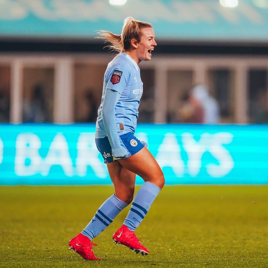 マンチェスター・シティFCのインスタグラム：「@lauren_hemp's strikes against Spurs and Man United have been nominated for @barclayswsl's Goal of the Month! 🤩   🔗 in bio to vote! 👆」