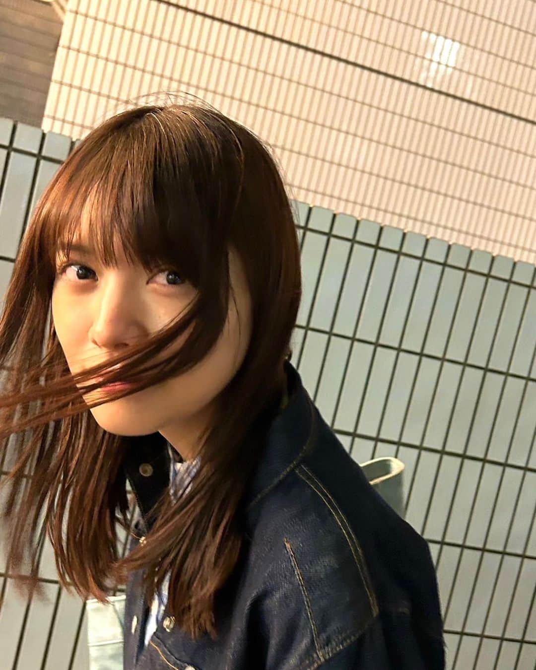 松永有紗のインスタグラム：「12月になりましたね🎄✨  11月は、色んなキモチでお腹いっぱいなることが多く、せっせっ、せっせっと歩いていたら気が付いたら街がキラキラしていました🎄どのシーズンよりも星がクリアに輝いている気がして、寒いけれどお散歩したくなっちゃうね。そんな時期🎄  今のうちにぐーーっすり眠っているサンタさんも発見しました🎄笑  2023年最後の月も🎄 それぞれのペースで共に素敵な日々にしちゃいましょ🎄✨  (とっても寒いのでお身体にも気を付けてお過ごしください☺️✨)」