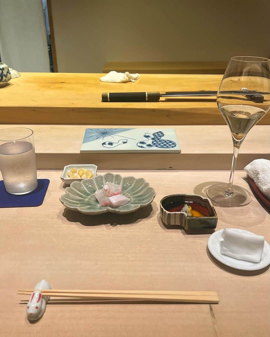 micoさんのインスタグラム写真 - (micoInstagram)「福岡のお鮨…  美味しすぎる… 🍣🍷  めったに外食しないから感動しちゃった🫶🏻🫶🏻   あやのちゃん @ayano_1220 いつもありがとう💕  #鮨一高 #福岡 #お鮨 #福岡鮨 #🍣 #福岡グルメ #鮨」12月1日 22時14分 - kwmr.msk