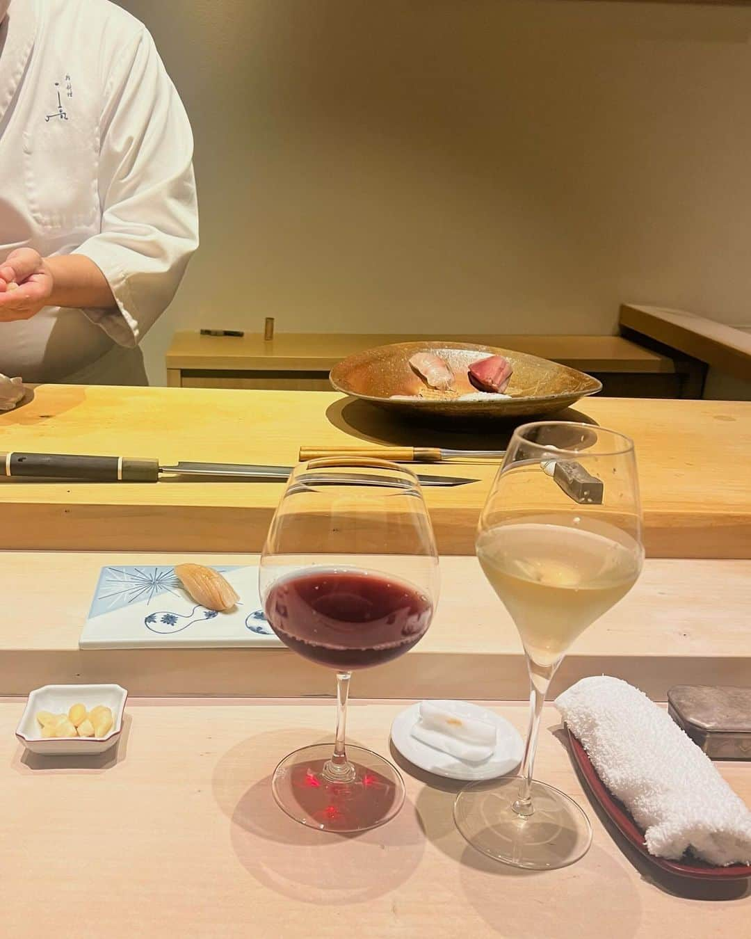 micoのインスタグラム：「福岡のお鮨…  美味しすぎる… 🍣🍷  めったに外食しないから感動しちゃった🫶🏻🫶🏻   あやのちゃん @ayano_1220 いつもありがとう💕  #鮨一高 #福岡 #お鮨 #福岡鮨 #🍣 #福岡グルメ #鮨」