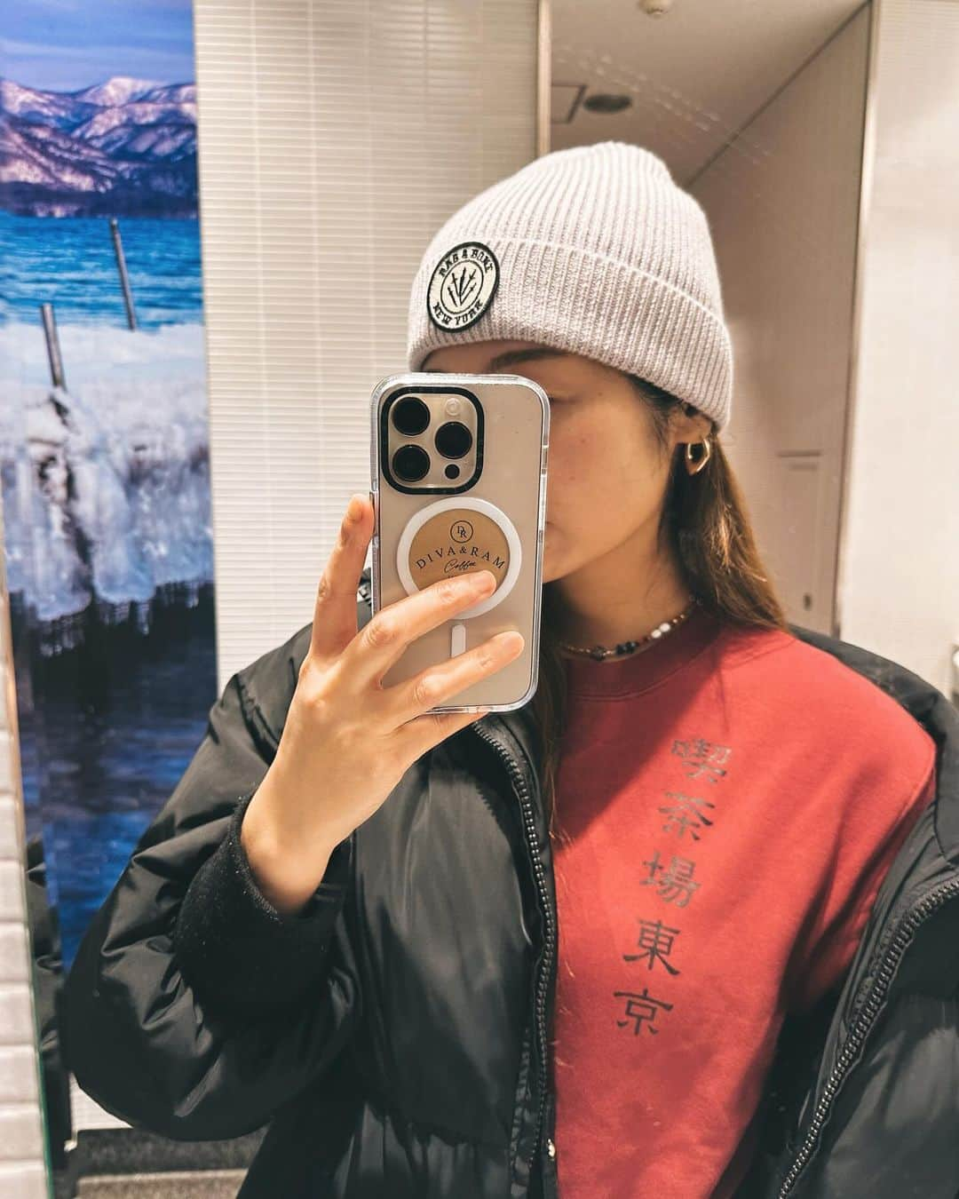 畑中奈緒美のインスタグラム：「• この冬はニセコに生息し、珈琲淹れています🏔️ 冬のニセコで珈琲淹れれるなんてとっても幸せです！ 素敵なご縁に感謝です。  滞在中は珈琲漬けの日々になりますが、 たくさんの出会いや学びがあるニセコライフになる予感がしています☕️❄️  スノボも楽しみつつ 自然の中で心も整えながら羽を伸ばして自分らしく過ごしたいと思います😌 この4ヶ月をどう過ごすかは自分次第。 必ず成長して東京に戻ります。 （もしかしたらニセコから離れたくなくなるかもしれませんがw）  ニセコのスキー場も明日からウィンターシーズンオープン！ いよいよ明日からニセコでの珈琲ライフが始まります！ お客様の90%以上が海外のお客様との事なので、 てんやわんやすると思いますが英語習得も頑張ります！  今シーズン、ニセコに来る予定のある方はぜひ珈琲飲みに来てね！ 東京からも色んな友達が来てくれそうで今から楽しみです♡  東京のみんなからパワーもらいながら過ごしています‼︎🫶🏼 みんなからもらった大事な宝物🥰  #coffee #niseko #mountainkioskcoffee」