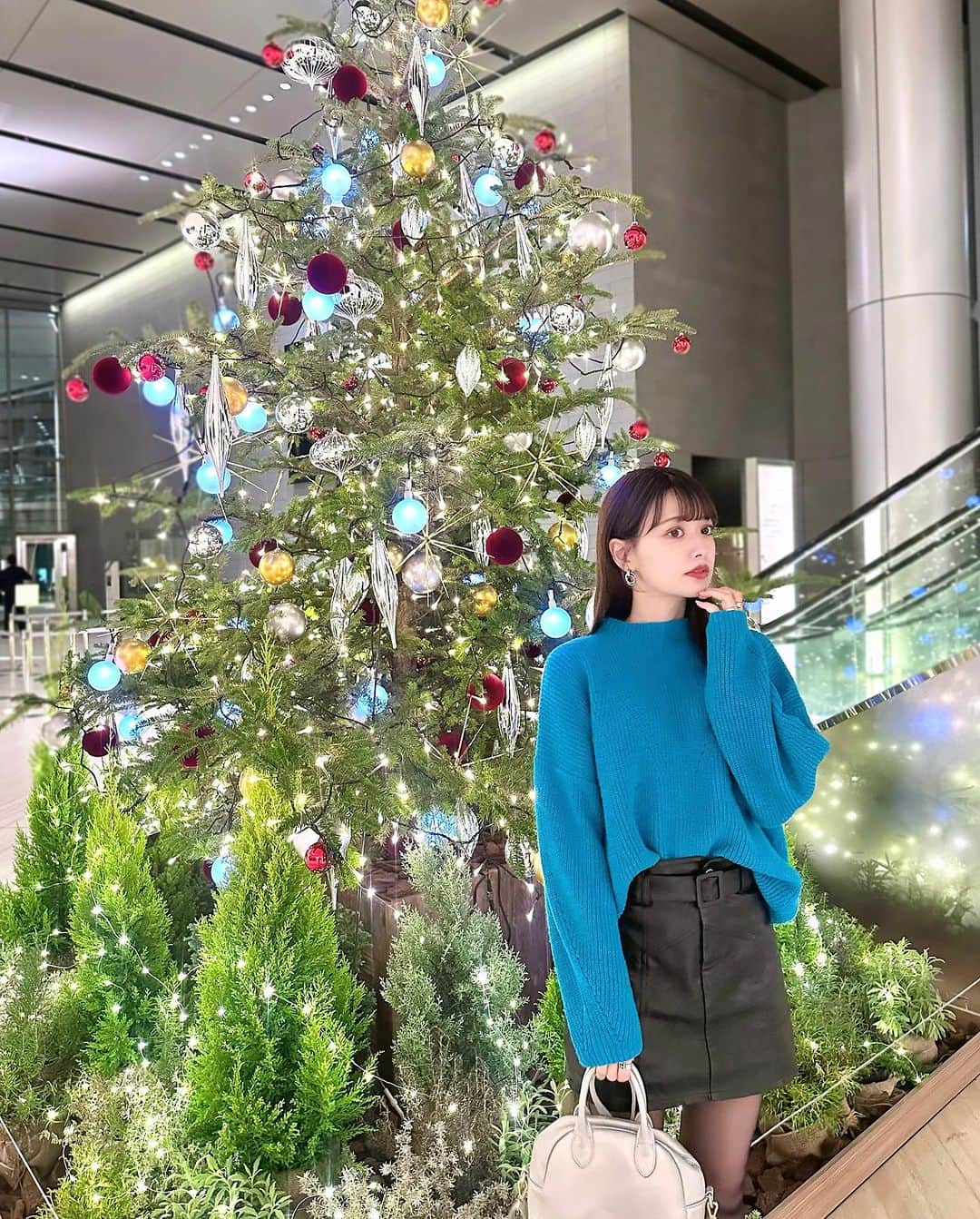 山崎春佳さんのインスタグラム写真 - (山崎春佳Instagram)「🎄💙  ストーリーズ で好評だったターコイズカラーのニット❕ @bayflow_inc のだよ☺︎  軽くてあったかくて着心地よき✧ 腕の部分がすこしラウンドっぽくなってるから 小顔効果あるの助かります👏🏻  実際見てもかわいいんだけど、特に写真映えめちゃくちゃ するカラーだなぁと💭挑戦してよかった✌︎  #PR #bayflow #ベイフロー #ニットコーデ #ニットプルオーバー」12月1日 22時17分 - haruka_yamazaki