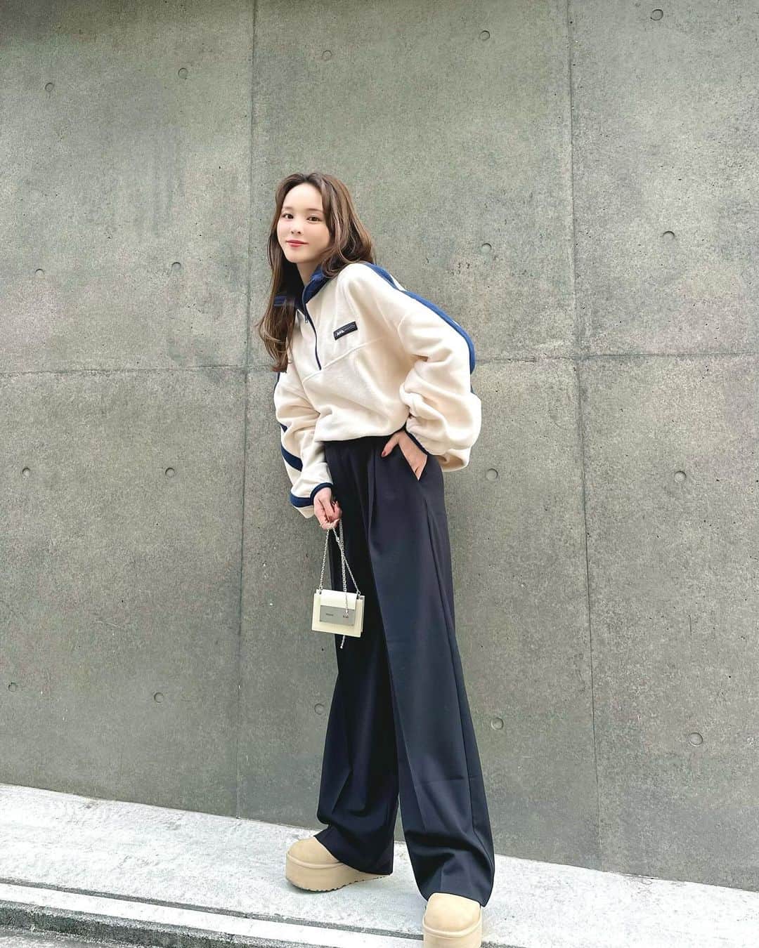 磯田 ひかる(Hikaru Isoda) のインスタグラム：「こんばんは🌙💭 12月、スタートですね〜🤍 あっという間な１ヶ月になりそう🫨  ジムに行く日はカジュアルコーデで🫶ぬくぬくのフリースと、ラインが綺麗なパンツがお気に入り🫸♡  【着用アイテム】 Tops @classicalelf_official  刺繍フリースアノラックハーフジッププルオーバー グレイッシュベージュMサイズ ¥2,999税込  Pants @zara  WIDE-LEGパンツ ダブルウエストバンド ブラック 0/1608/325/800/01  6,590 JPY XS (5~7 号)  Shoes @uggjapan  Classic Ultra Mini Platform ¥ 25,300 (税込)  —————————— picaru：162cm / 骨格ウェーブ 1st ブライトスプリング 2nd ブライトサマー  大人可愛いスタイルアップコーデ ヘアメイクを合わせた トータルスタイリングを提案🤍  不定期にストーリーで ファッションお悩み相談募集中🥰 ——————————  他の投稿を見る→【@picaruuu】」