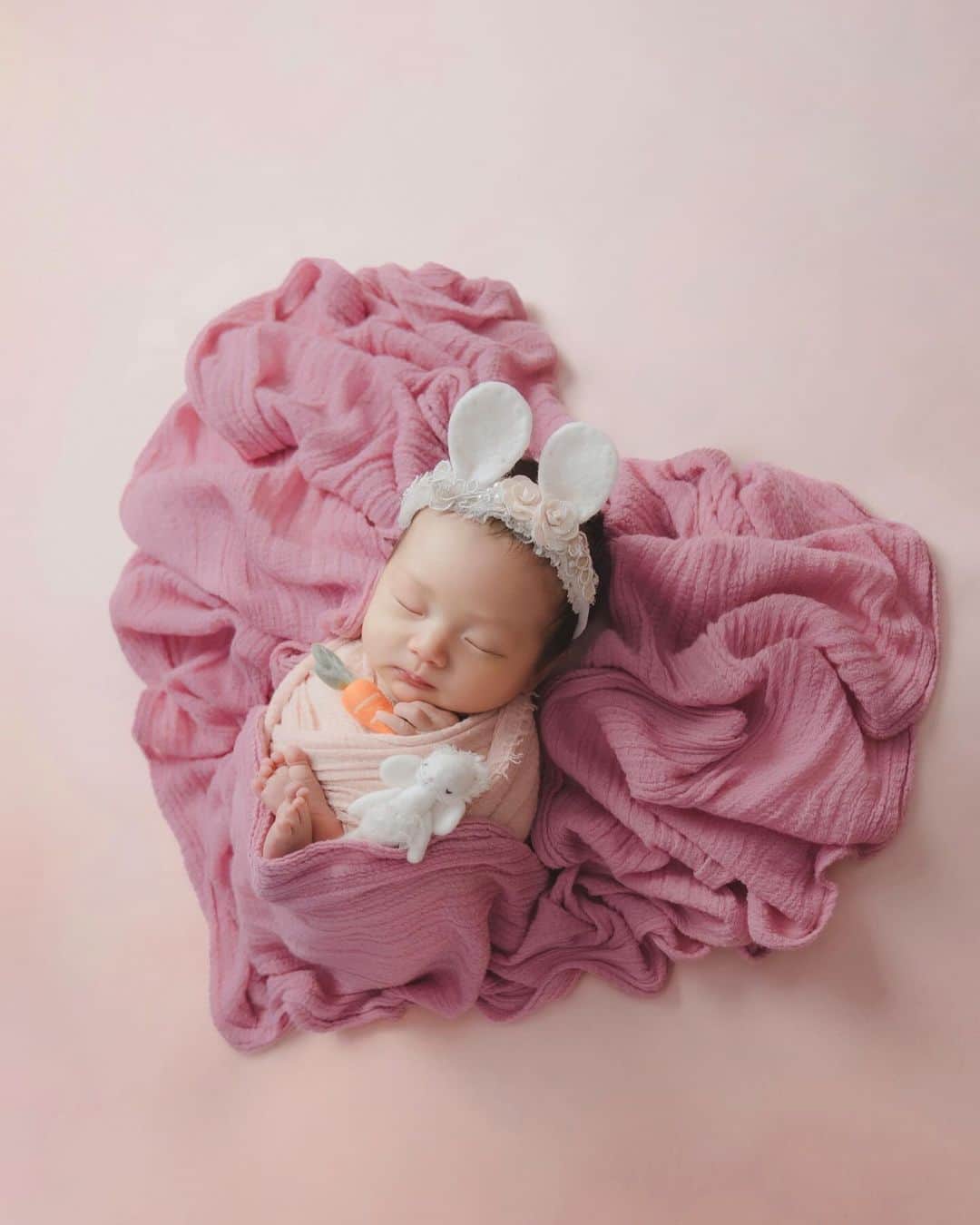リタ（瑞塔兒）のインスタグラム：「我們的寶貝小Q比蘿蔔糕滿月囉👶🏻🥕 永遠是把拔馬麻心中的小公主🎀 要平安健康快樂的長大唷♥️ @qqciao_1031  @curryliuliu  📷拍攝一樣是我信任的 @monbebe520520」