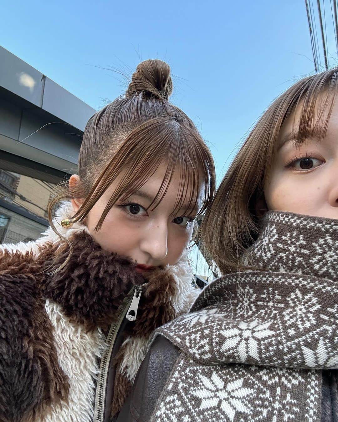 りかりこのインスタグラム：「. ちょっと前の写真と最近の写真🤳  @ichirika_62 @riko_ichino  . #双子 #りかりこ #twins #fashion #ootd #tokyo #japanesegirl」