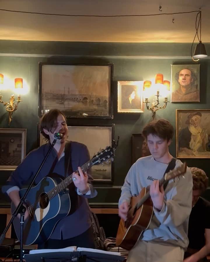 ヴィクトリアベッカムのインスタグラム：「@cruzbeckham Spontaneous performance last night at the pub! 👏 kisses @davidbeckham」