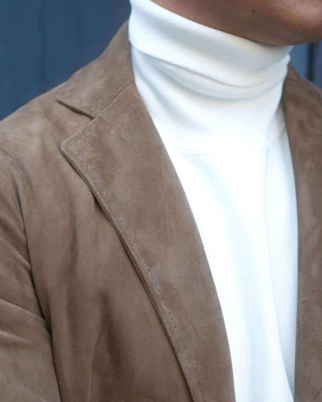 高田朋佳さんのインスタグラム写真 - (高田朋佳Instagram)「@cinquanta_official に別注したゴートレザージャケット。 ライトブラウンが本日から発売開始しました。 このグレイッシュなライトブラウンはとても品があって合わせやすい。 もちろん今の時期に起毛感のあるアイテムと合わせて上にアウターを羽織ってもいいし、春夏にリネンと合わせるのも格好いい。 シーズンレスで着用できるジャケットの究極なんじゃないかな？と思ってます。 この画像は着用サイズが46、普段は48を着ていますが少しゆったり作っているので、ピッタリサイズが好みであれば46、もう少しゆとりが欲しければ48みたいなサイズ選びをして頂けると良いと思います。 オススメですよ。  #wearlness #salondewearlness #leatherjacket #suedejacket」12月1日 22時20分 - tomoyoshi_takada