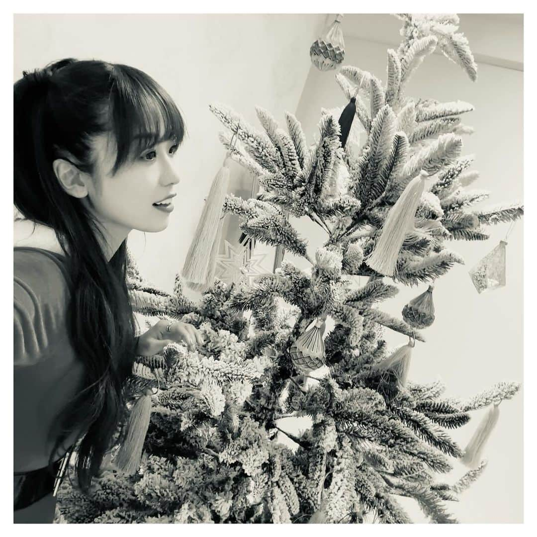 富田麻帆のインスタグラム：「今年もクリスマス配信🎄🤶があります♡  12月21日(木)20:00〜21:30(予定) ゲスト 伊藤彩沙ちゃん 配信チケット 3,000円  ケーキ🍰を作ったり、プレゼント🎁があったり.....♡ ちょっぴり早いクリスマス🎄を一緒に過ごして下さい💓  そして今回グッズ販売もあります！ サンタの格好をしたブロマイドとアクリルスタンド✨ サンズストアをチェックしてみて下さい😊」