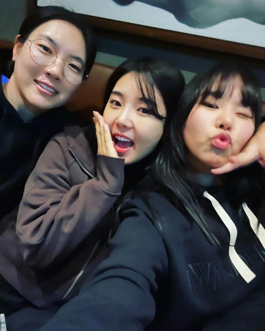 チョ・ユンジのインスタグラム：「_ 시즌끝나서 고생한 애들 그리고 궁핍한 아티스트  배터지게 고기먹여준 @ian_goostk 우리보스 감사합니다😍 오랜만에 먹은 #HON528 스키야키 너무 맛있었다🥹 마지막 #누데이크 케익도 완벽 그잡채🖤」