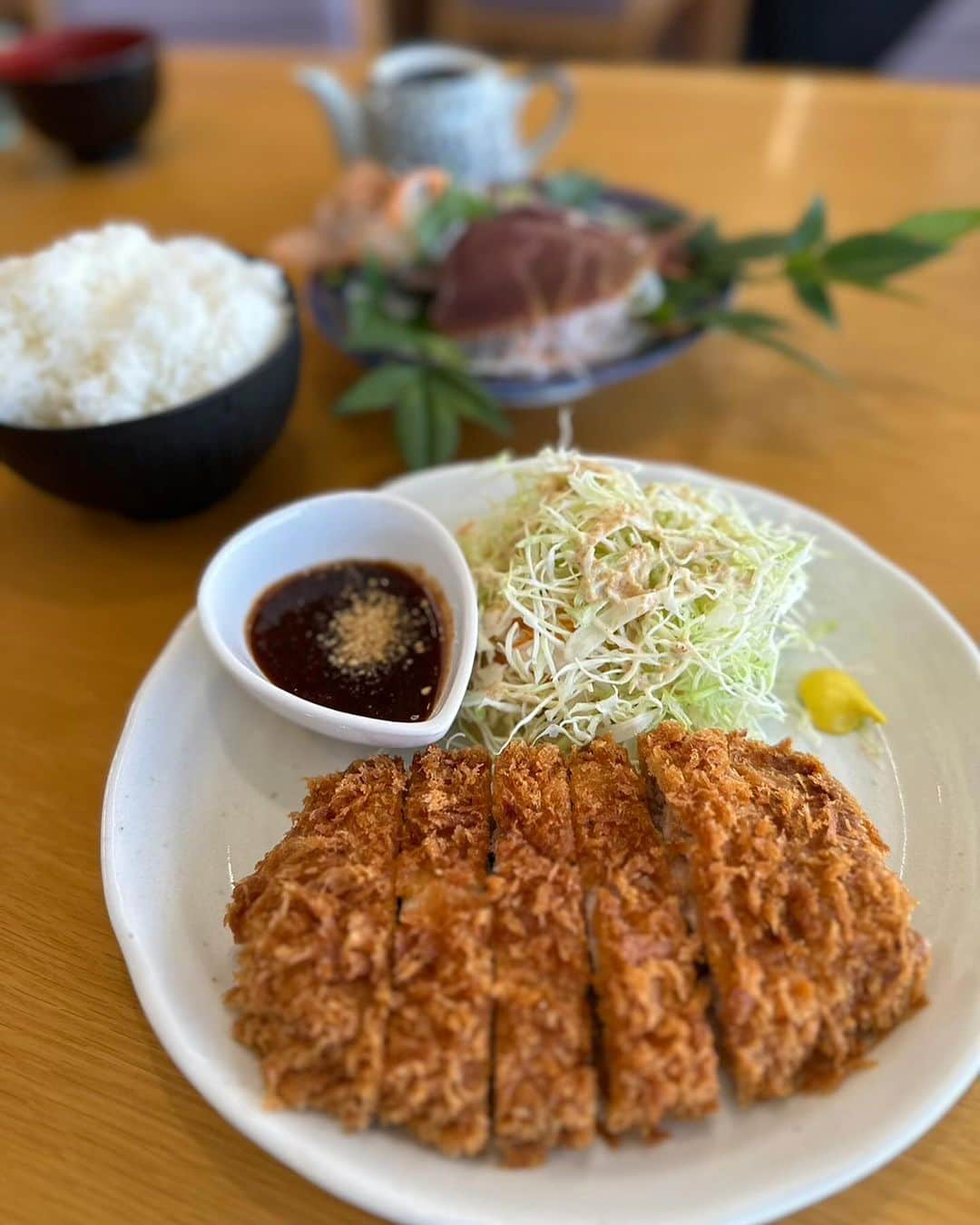 Garu chan（ガルちゃん）さんのインスタグラム写真 - (Garu chan（ガルちゃん）Instagram)「#pr 島根県うる肌ツーリング🏍 * 温泉総選挙2023「うる肌部門」第1位の美又温泉を堪能しに ちょっくら走って行ってきました! * そろそろ腹ぺこがるこ お魚の匂いに誘われて はまだお魚市場へ🐟🐟 * ここにしかない、とびっきりいいものをコンセプトに、浜田漁港で水揚げされた旬の鮮魚や、特産品 などが並びます🐟 * 仲買棟では浜田港などで水揚げされた新鮮な魚介類が買うことができます * 2階のフードコートにある海音さんでは仲買棟で買ったお魚を調理してくれます ゲットしたウチワエビをお刺身と天麩羅に🍤してもらいました * まる姫食堂で 柔らかく甘みのあるまる姫ポークの ロースカツを🐖 * めし処 ぐっさんで のどくろの炙り丼をいただきます🙏 * 食べたいもの全部オーダー✨ 初めて食べるウチワエビの天ぷらは いつもの海老とも違うぷりっぷりの食感が癖に... 噛めば噛むほど肉汁と甘味が出る ロースカツ... のどぐろの炙り丼の〆はお茶漬けに 新鮮すぎて贅沢すぎる最高の食事でした😀 📍 はまだお魚市場 @hamada.osakanaichiba 島根県浜田市原井町3050-46  #SHIMANE #美肌県しまね #島根県 #島根観光 #温泉 #お魚市場   @shimane.goen」12月1日 13時27分 - garuchan01