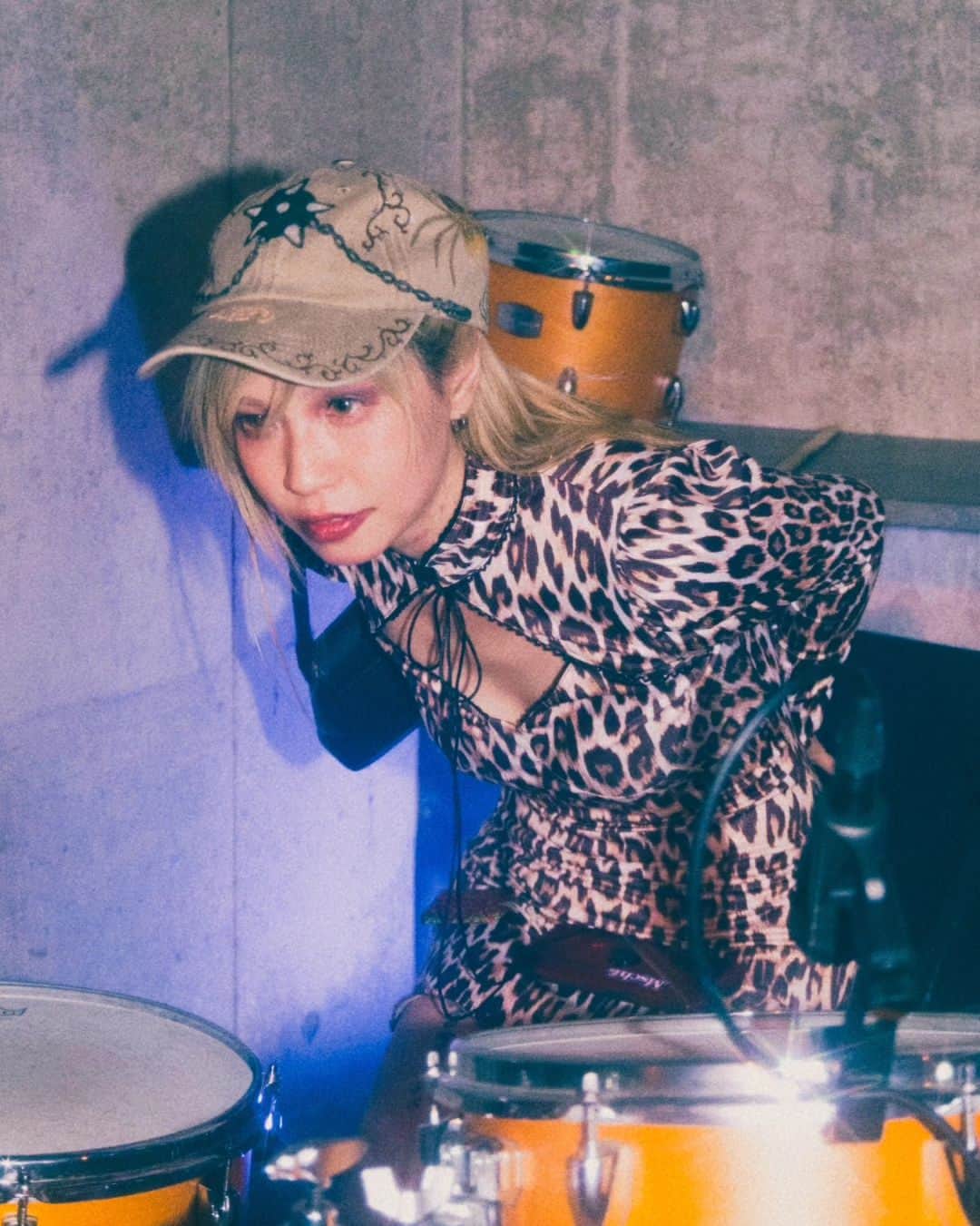 LISACHRISさんのインスタグラム写真 - (LISACHRISInstagram)「飛んでくビュン🧲 Making music cuz city's too LOUD🦊」12月1日 13時28分 - __waterme_