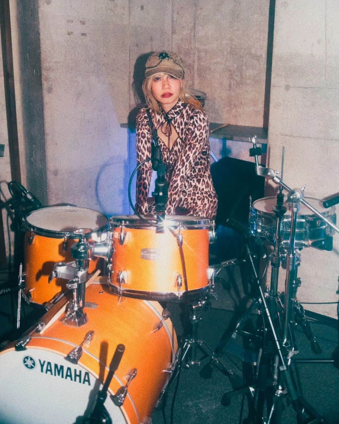 LISACHRISさんのインスタグラム写真 - (LISACHRISInstagram)「飛んでくビュン🧲 Making music cuz city's too LOUD🦊」12月1日 13時28分 - __waterme_