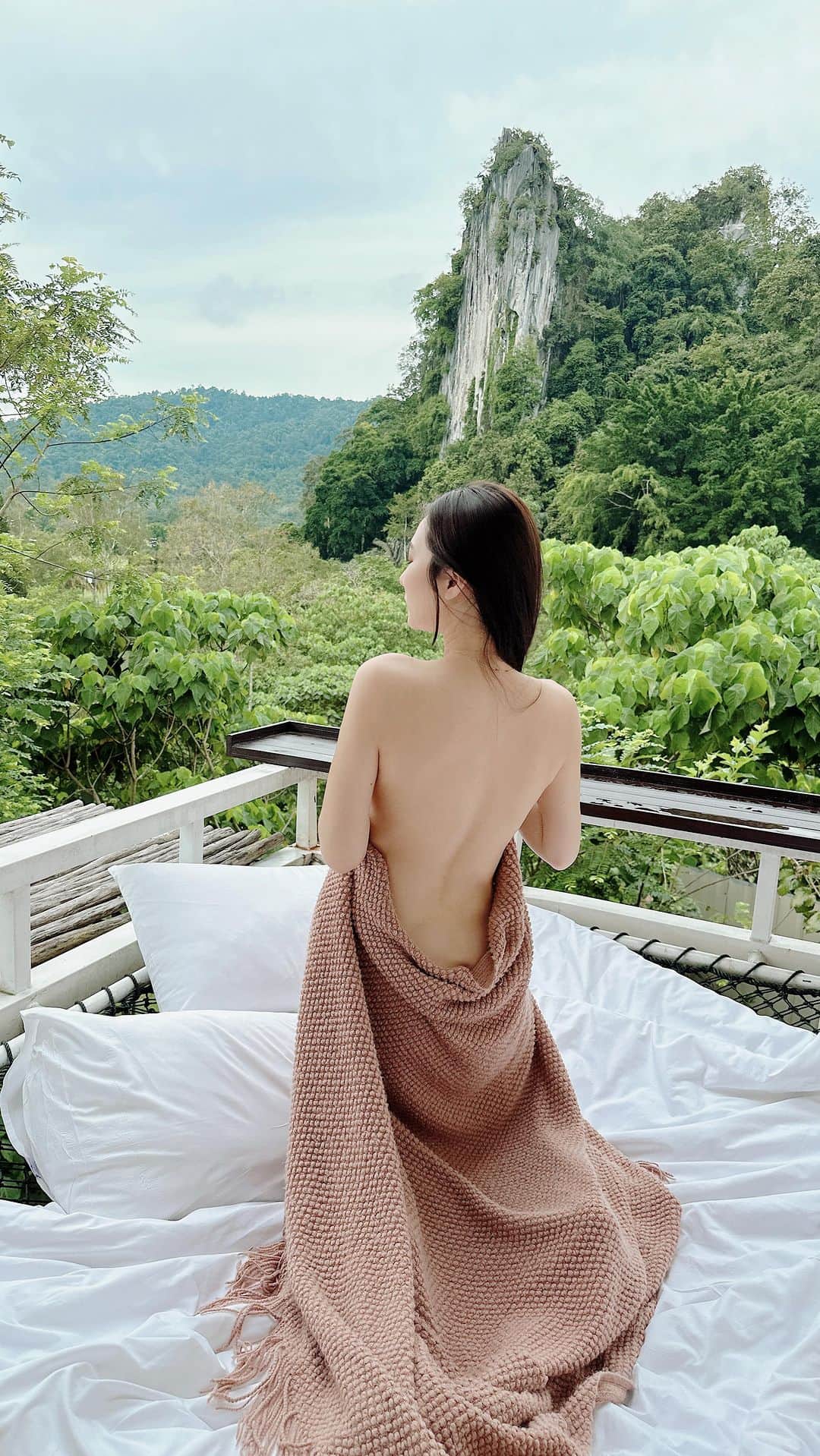 漢娜Hannahのインスタグラム：「Heavenly scenery 🤍  第一次來到馬來西亞🇲🇾 自然保護區內最美的住宿 打開窗戶就能看到絕美的景色 比起市區的吵雜 度假區內的寧靜更令人放鬆 這房型只有一間 一定要提早訂房喔🫶🏻  Villa @villatakun   #馬來西亞 #Malaysia #吉隆坡 #KualaLumpur」