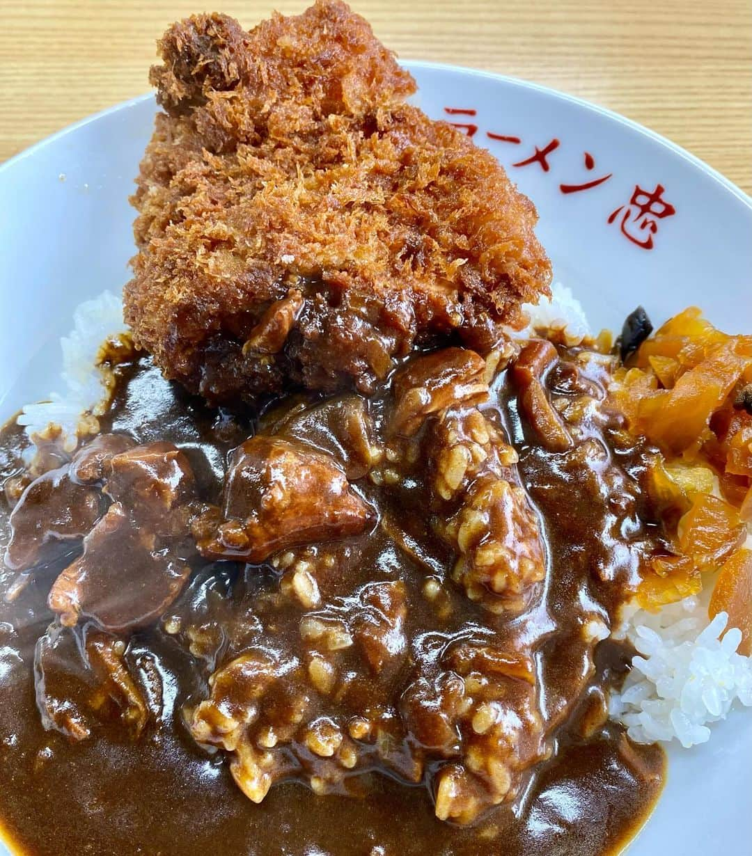 江口寿史さんのインスタグラム写真 - (江口寿史Instagram)「見るからに旨そうなカツカレー。 「仙台でお昼に良い店教えて」とツイッターで問うたら、たくさん来たリプの中でココロをギュッと掴まれた中のひとつ「ラーメン とんかつ忠」のカツカレー。近所にあったらウレシイ店の典型の町中華でした。」12月1日 13時39分 - egutihisasi